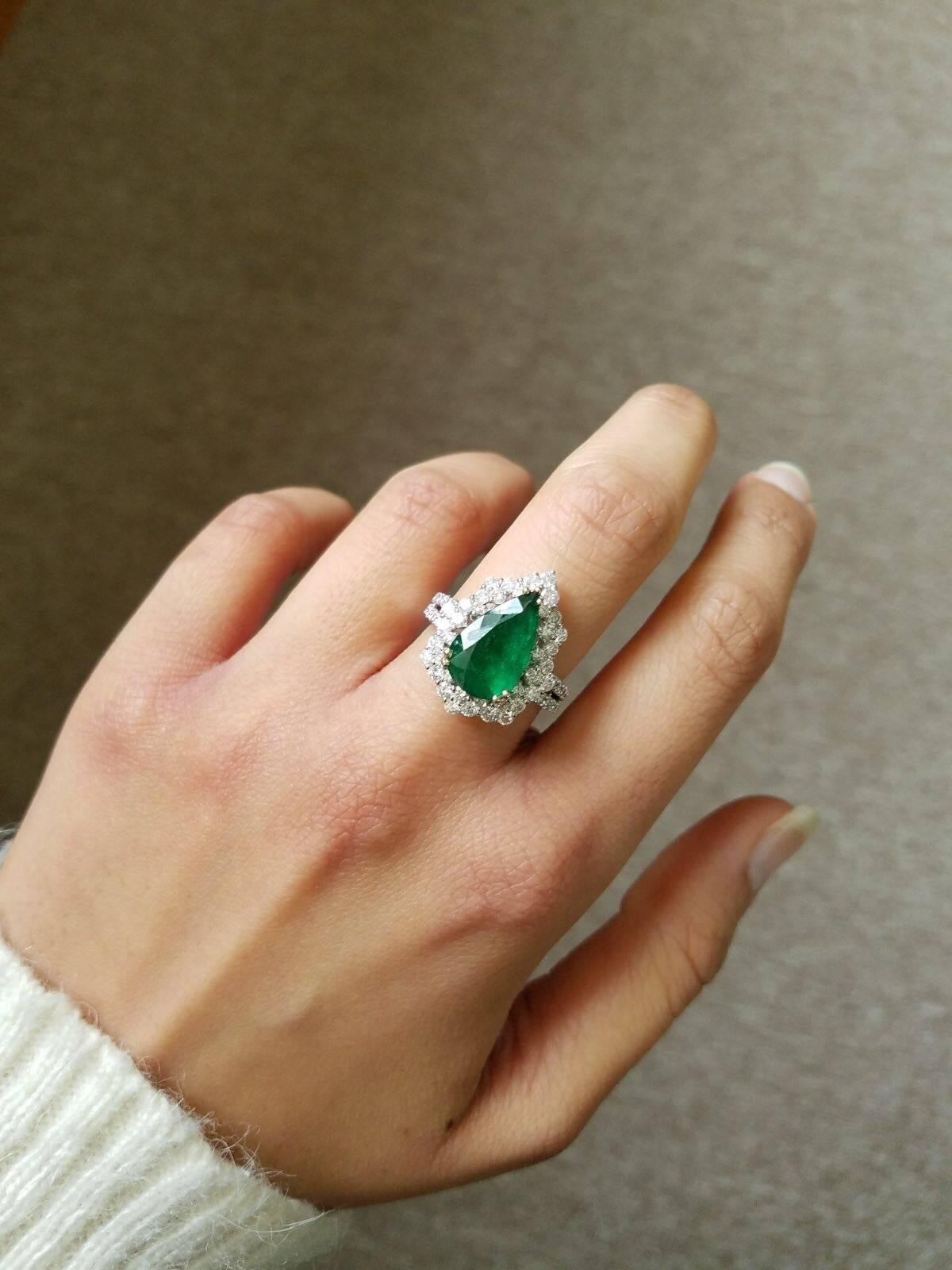 3.36 Carat Pear Shape Emerald and Diamond Cocktail Ring In Excellent Condition In Bangkok, Thailand