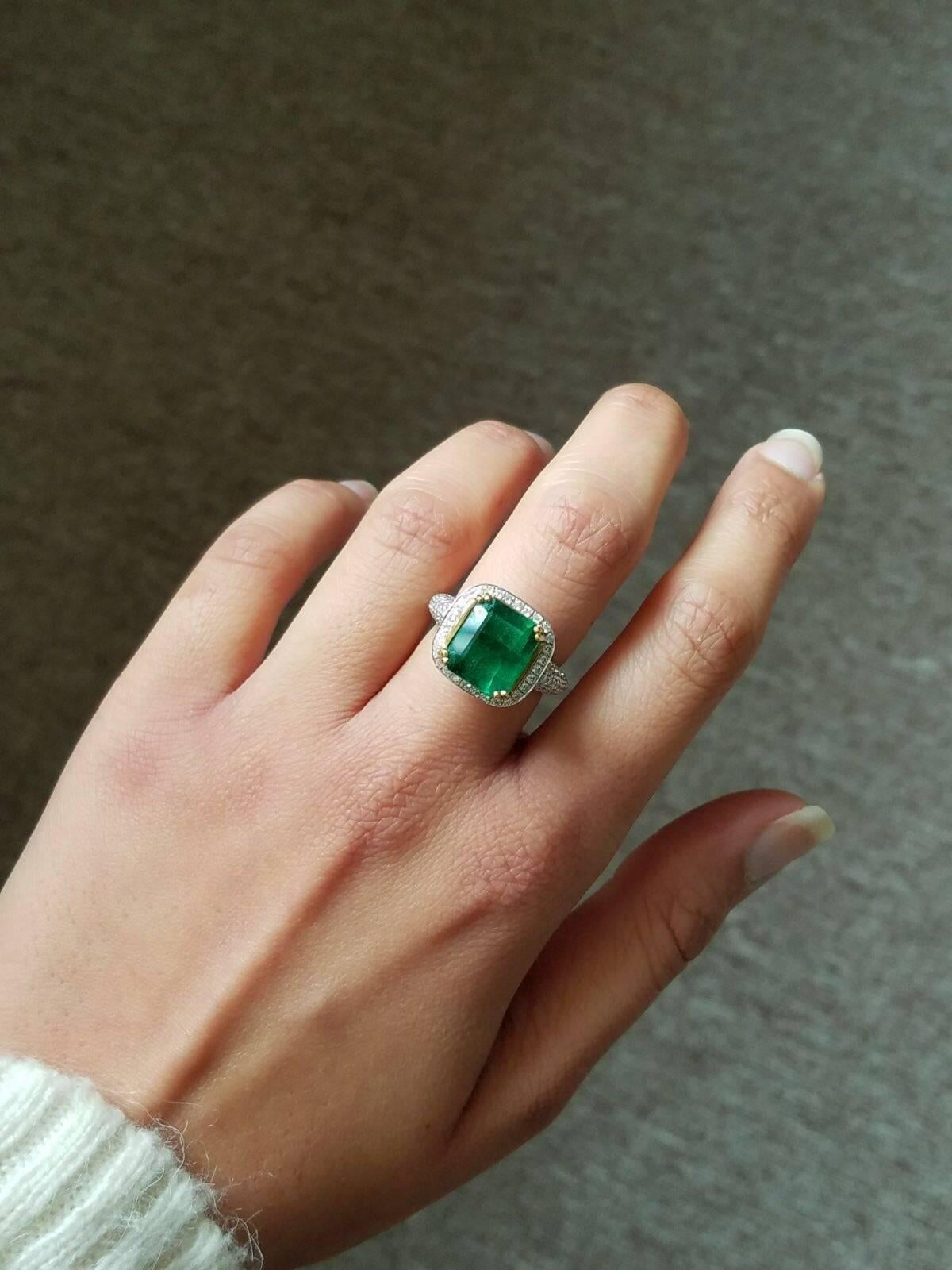 6.24 Emerald and White Diamond Cocktail Ring In New Condition In Bangkok, Thailand