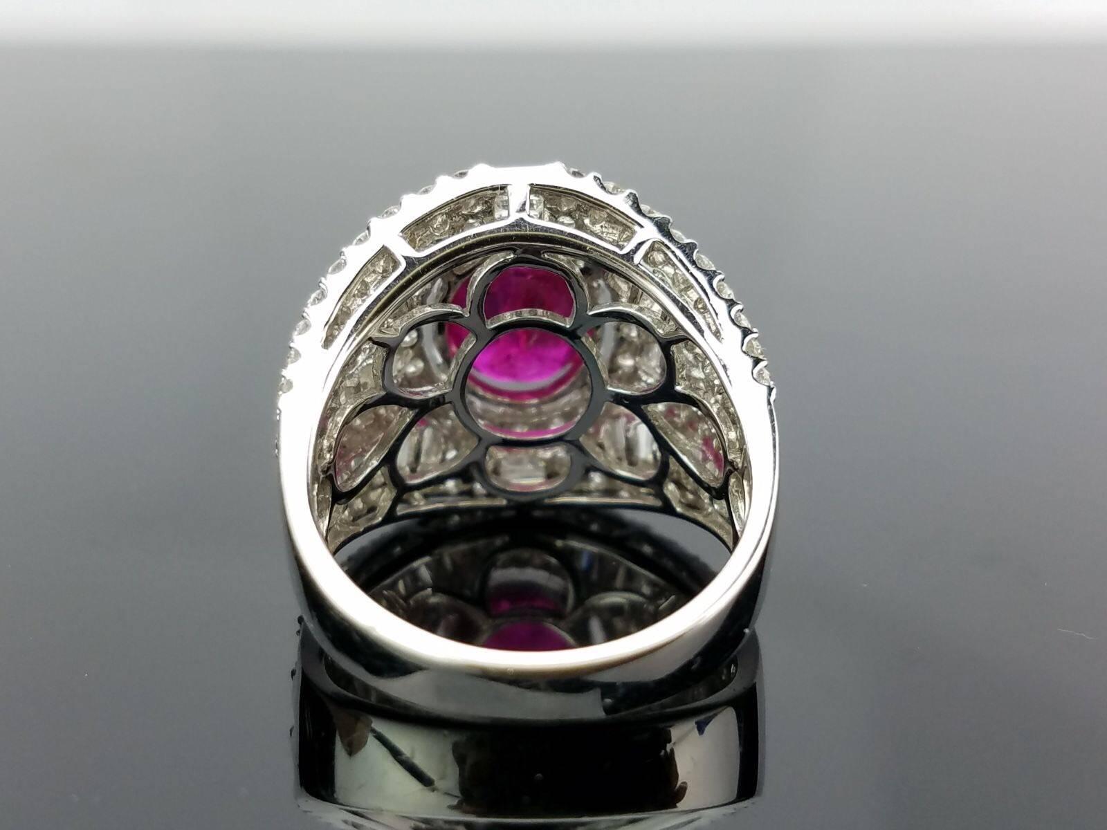 Art déco Bague cocktail en rubis ovale et diamants de 3,58 carats en vente