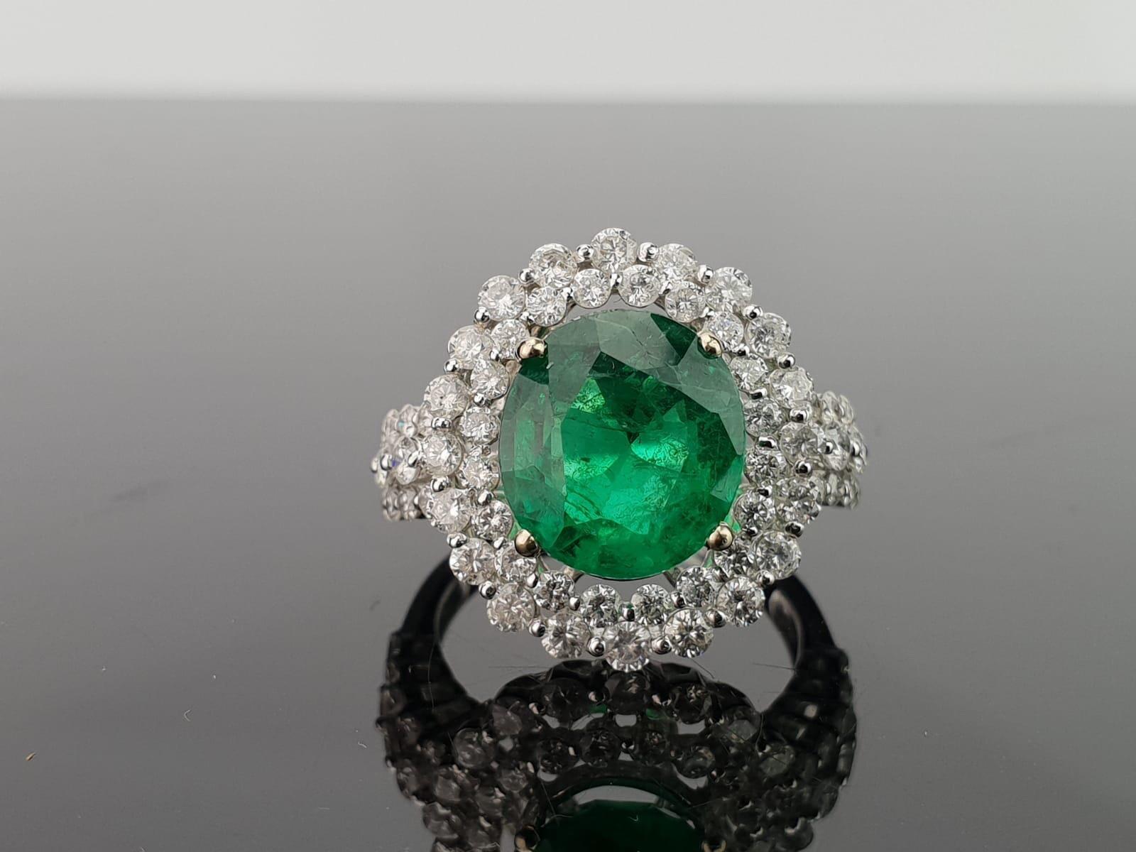 Modern 3.74 Carat Emerald and Diamond 18 Karat Gold Cocktail Ring For Sale