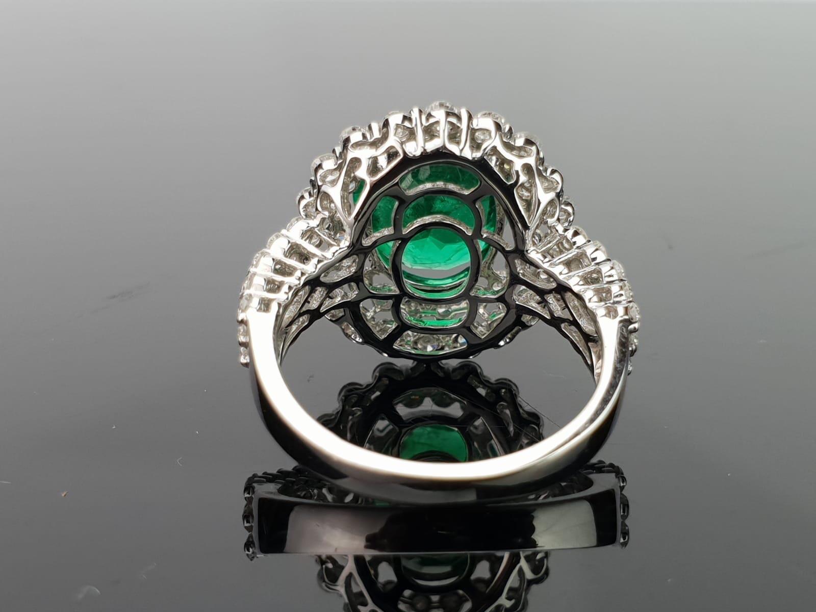 Round Cut 3.74 Carat Emerald and Diamond 18 Karat Gold Cocktail Ring For Sale