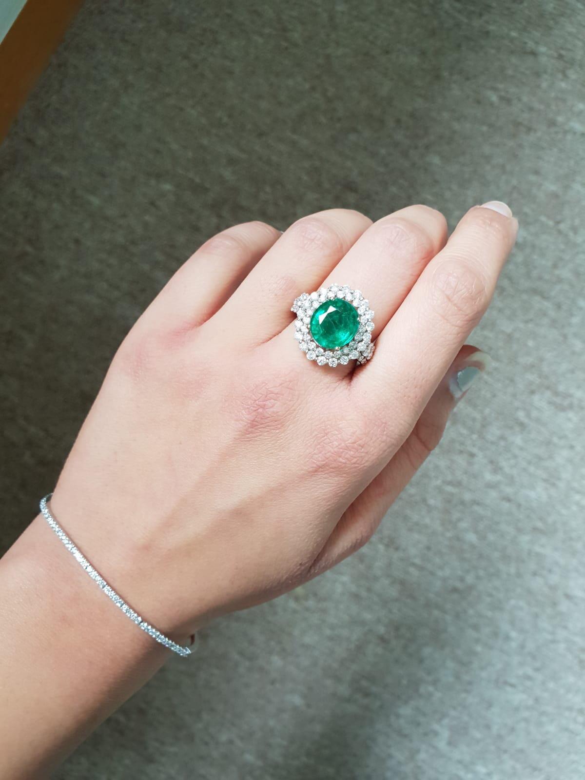 3.74 Carat Emerald and Diamond 18 Karat Gold Cocktail Ring In New Condition For Sale In Bangkok, Thailand