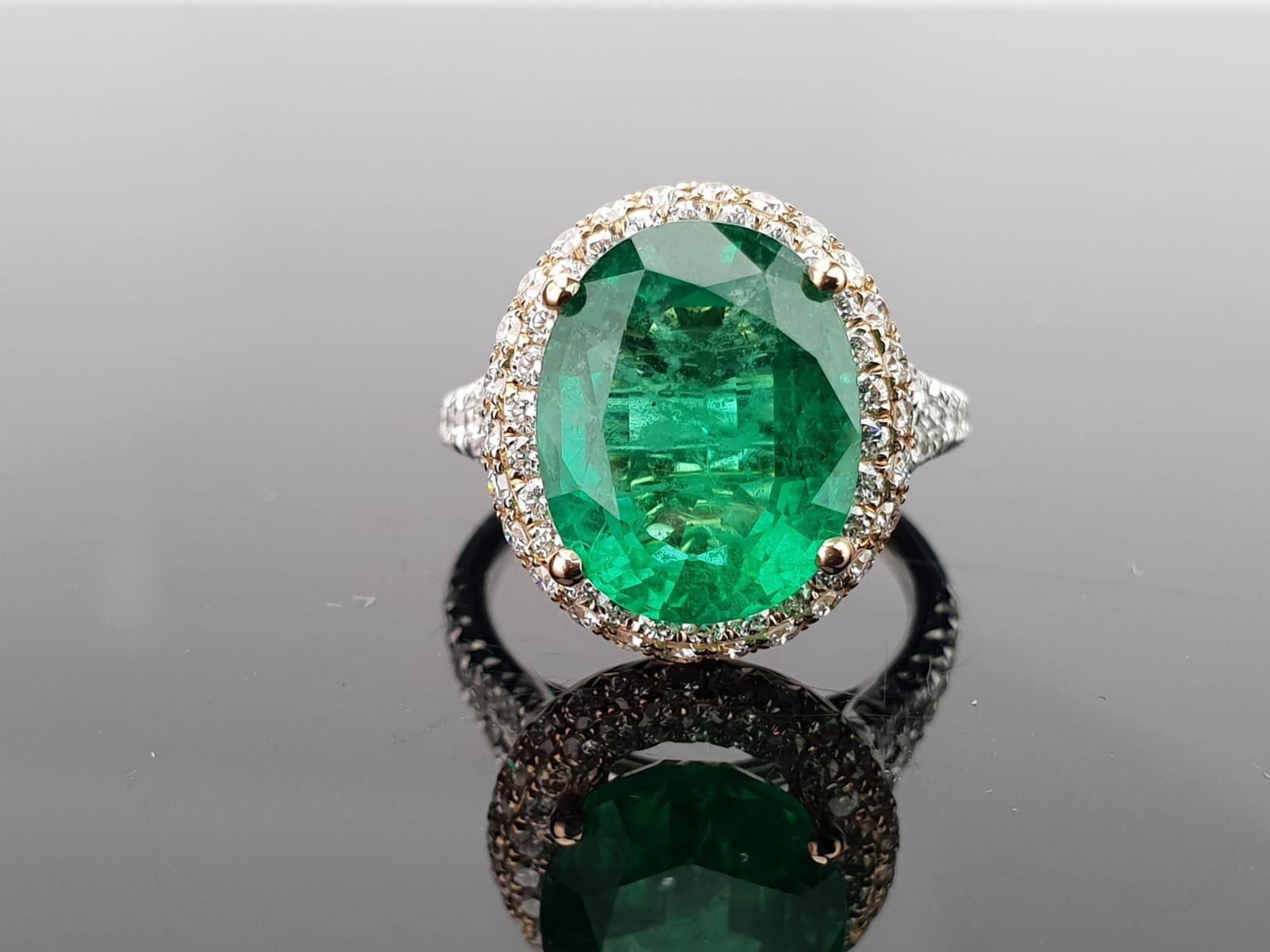 Modern 5.46 Carat Emerald and Diamond 18 Karat White and Rose Gold Cocktail Ring For Sale