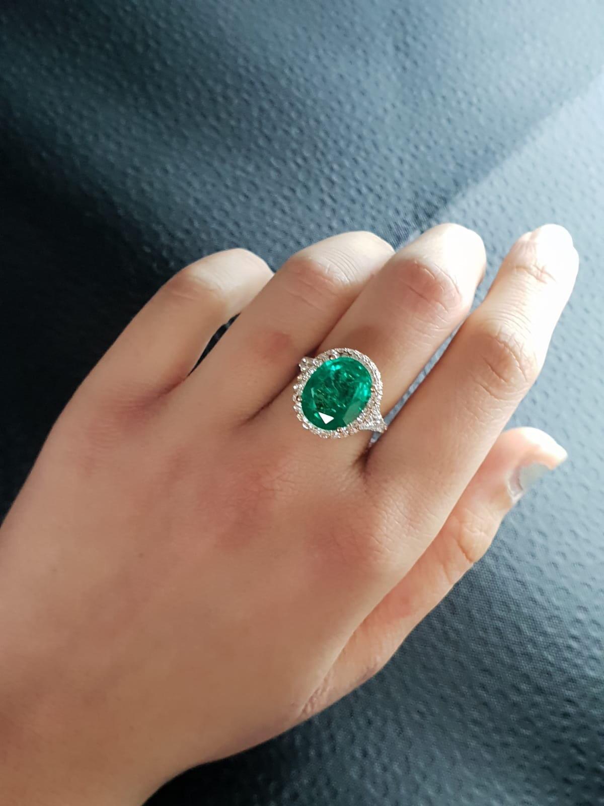 Oval Cut 5.46 Carat Emerald and Diamond 18 Karat White and Rose Gold Cocktail Ring For Sale