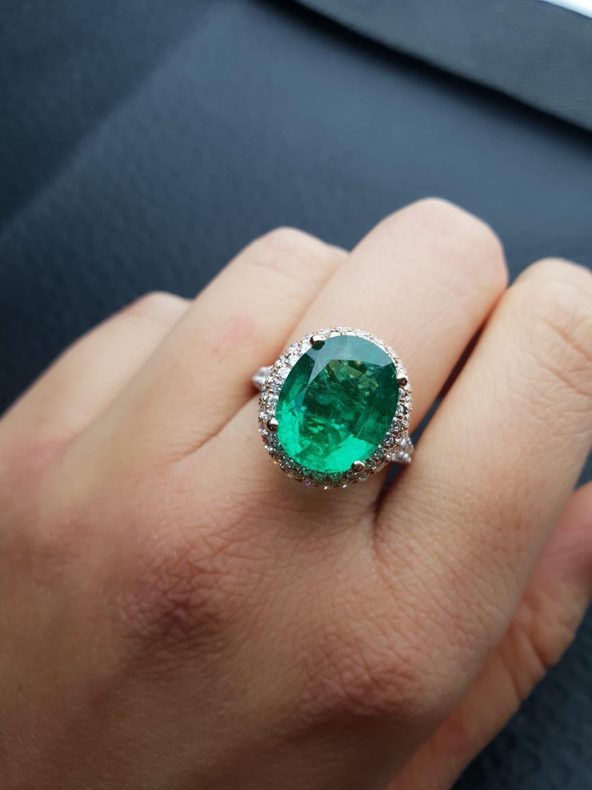 5.46 Carat Emerald and Diamond 18 Karat White and Rose Gold Cocktail Ring In New Condition For Sale In Bangkok, Thailand