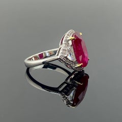 Auffälliger Cocktailring aus 18 Karat Weißgold mit einem natürlichen ovalen Rubin und Diamanten
