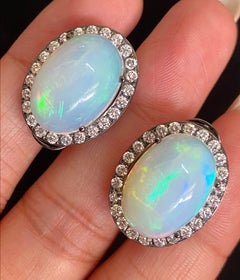Ohrringe aus natürlichem äthiopischem Opal und Diamanten – 18 Karat Weißgold