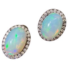 Ohrringe aus natürlichem äthiopischem Opal und Diamanten – 18 Karat Weißgold