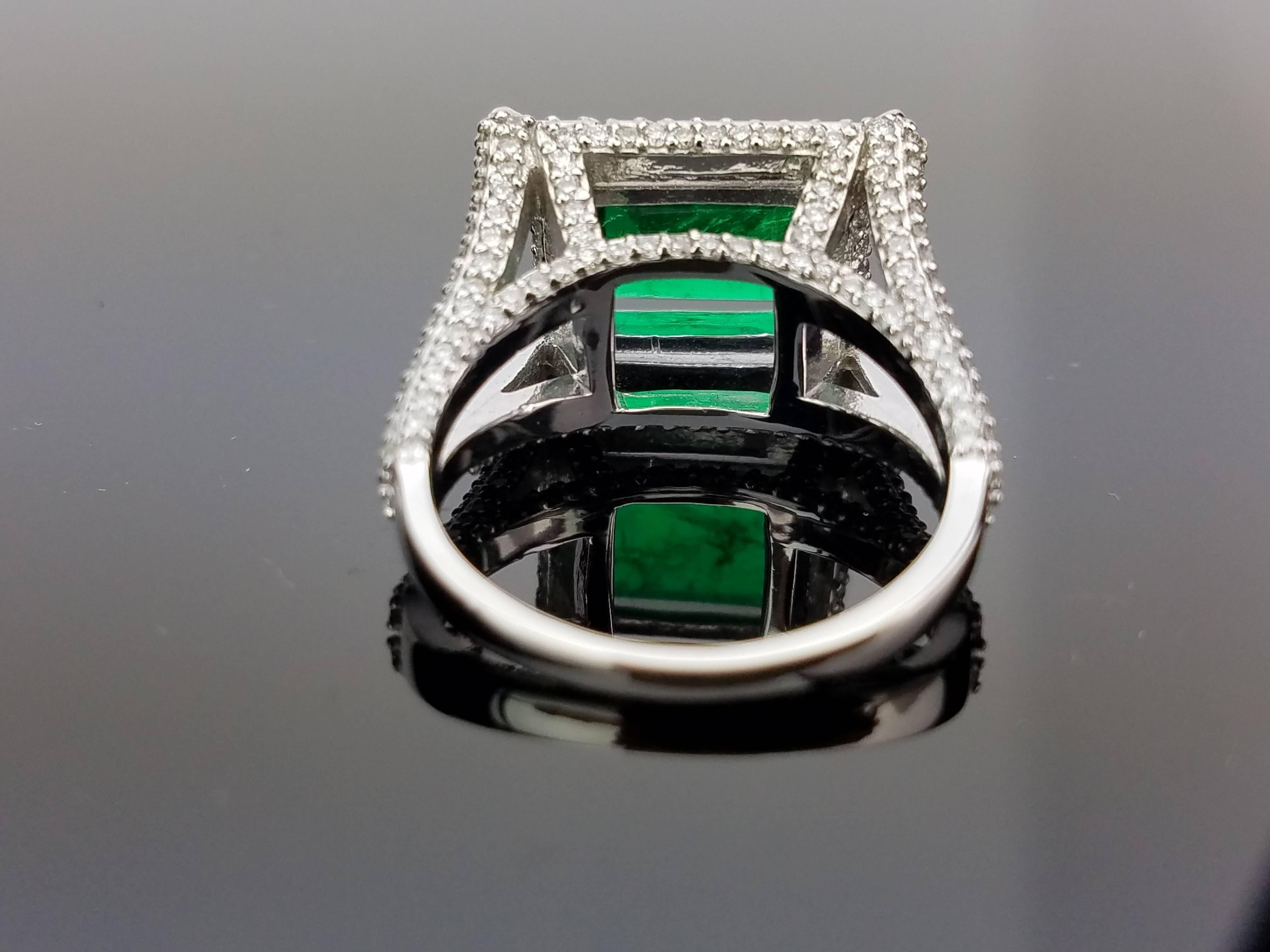 3.16 carat Emerald and Diamond Cocktail Ring In New Condition In Bangkok, Thailand