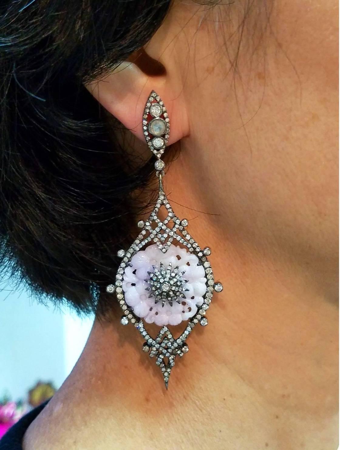 A unique combination of carved purple jade and diamond set in black rhodium plated silver, creating a beautiful pair of dangling earrings which can enhance outfit! 

Jade: 31.71 carats
Diamond: 5.71 carats
Silver: 18.12 carats