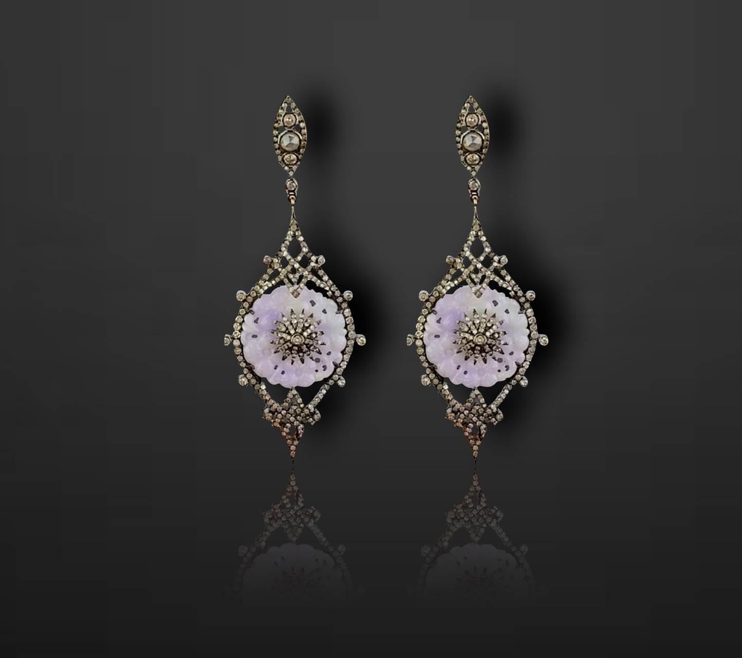 Geschnitzter lila Jade- und Diamant-Ohrring mit baumelnden Ohrringen  (Art déco) im Angebot
