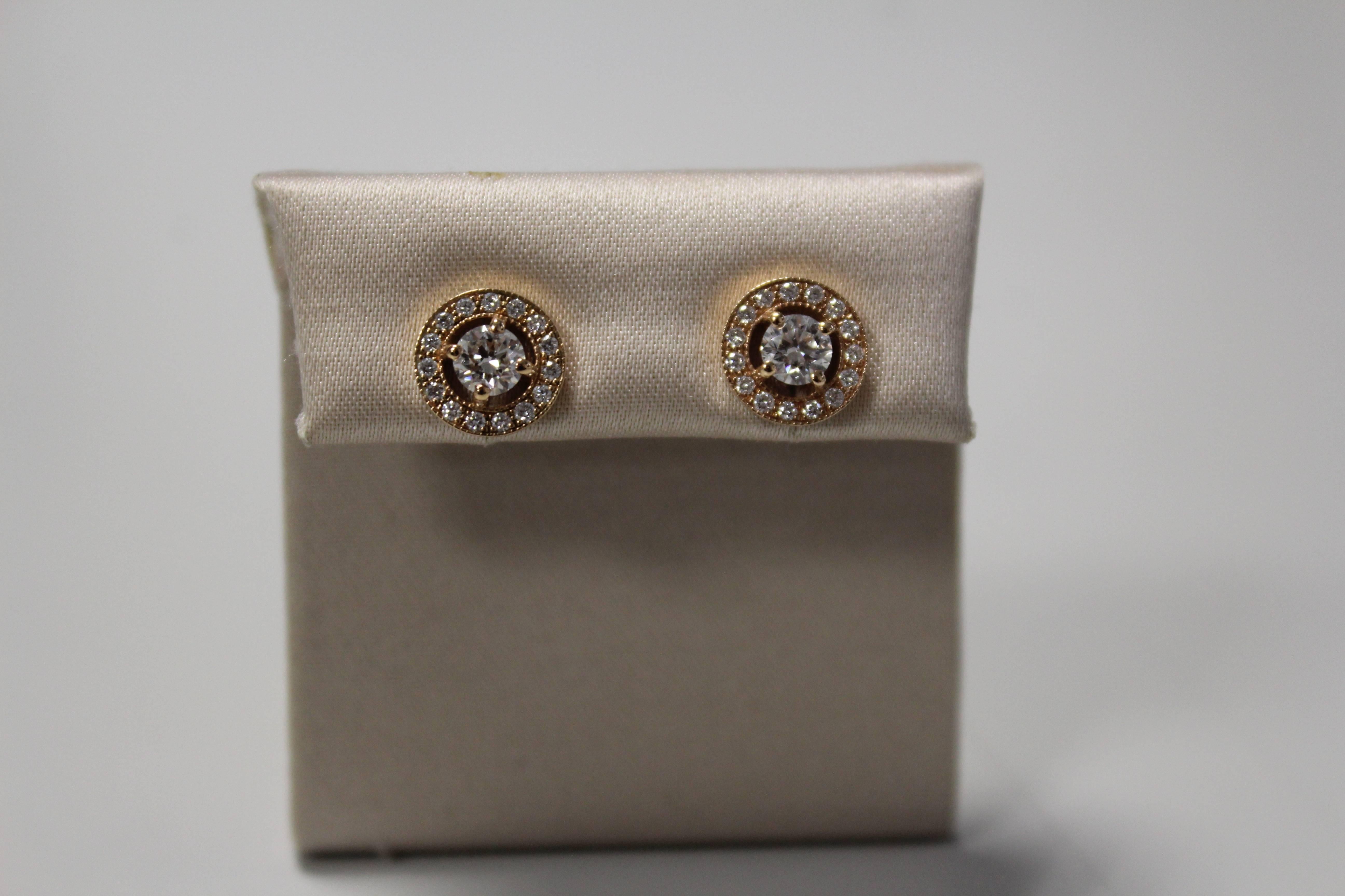 A pair or 18 carat pink gold earrings set with a center diamond of 0,25 carats on ear earring and surrounded by 0,20 cats of all diamonds around each diamond.
These earrings are for pierced ears

Revinving the purest tradition of antique jewellery 
