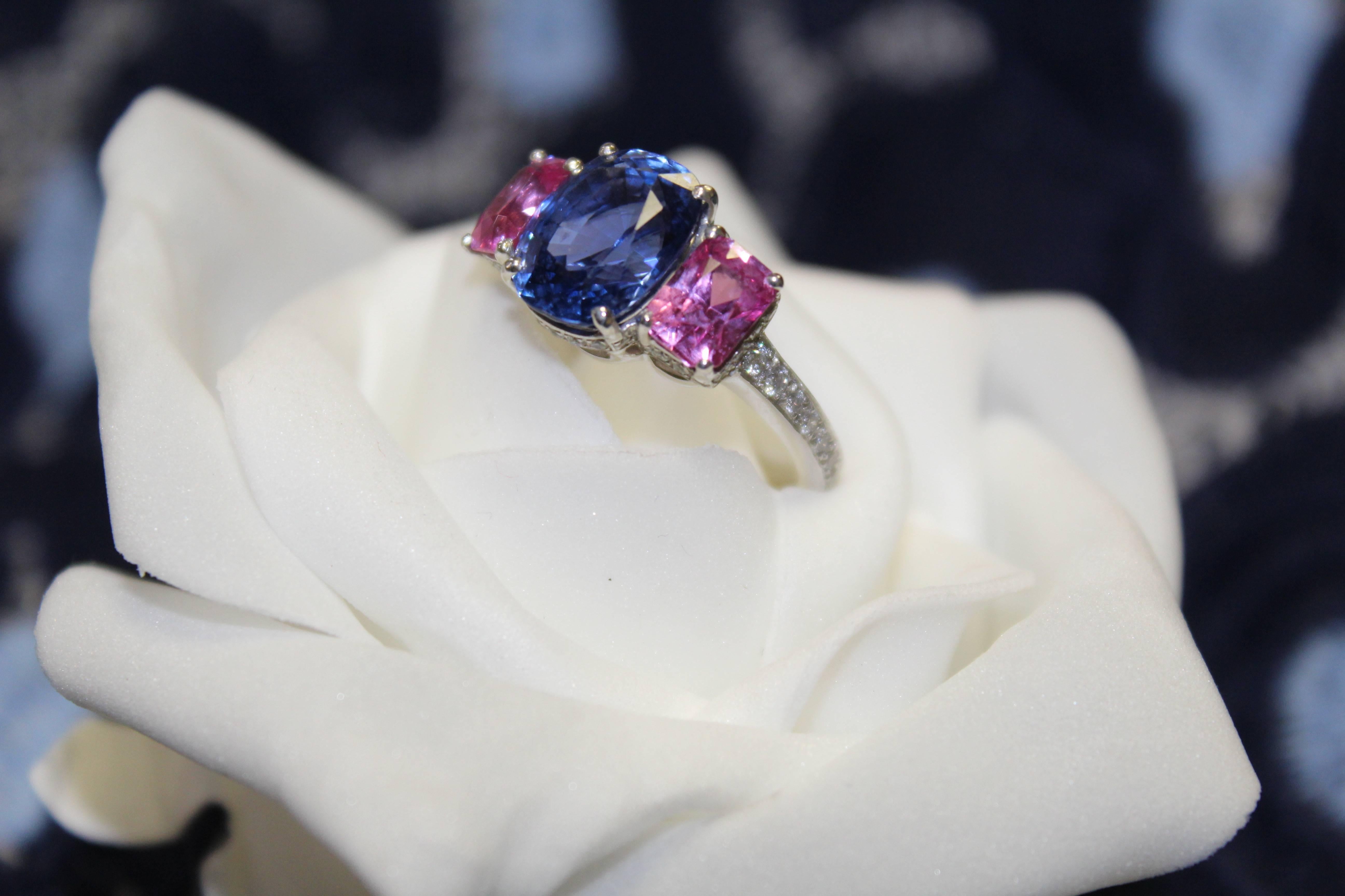 The ´Clarisse’ ring is in 18-carat white gold, set with a central brilliant-cut sapphire weighing 2.20 carats and enhanced by 4 baguette sapphires for a total of 0.60 carat and by 2 round diamonds for a total of 0.03 carat.

The ring is set with a