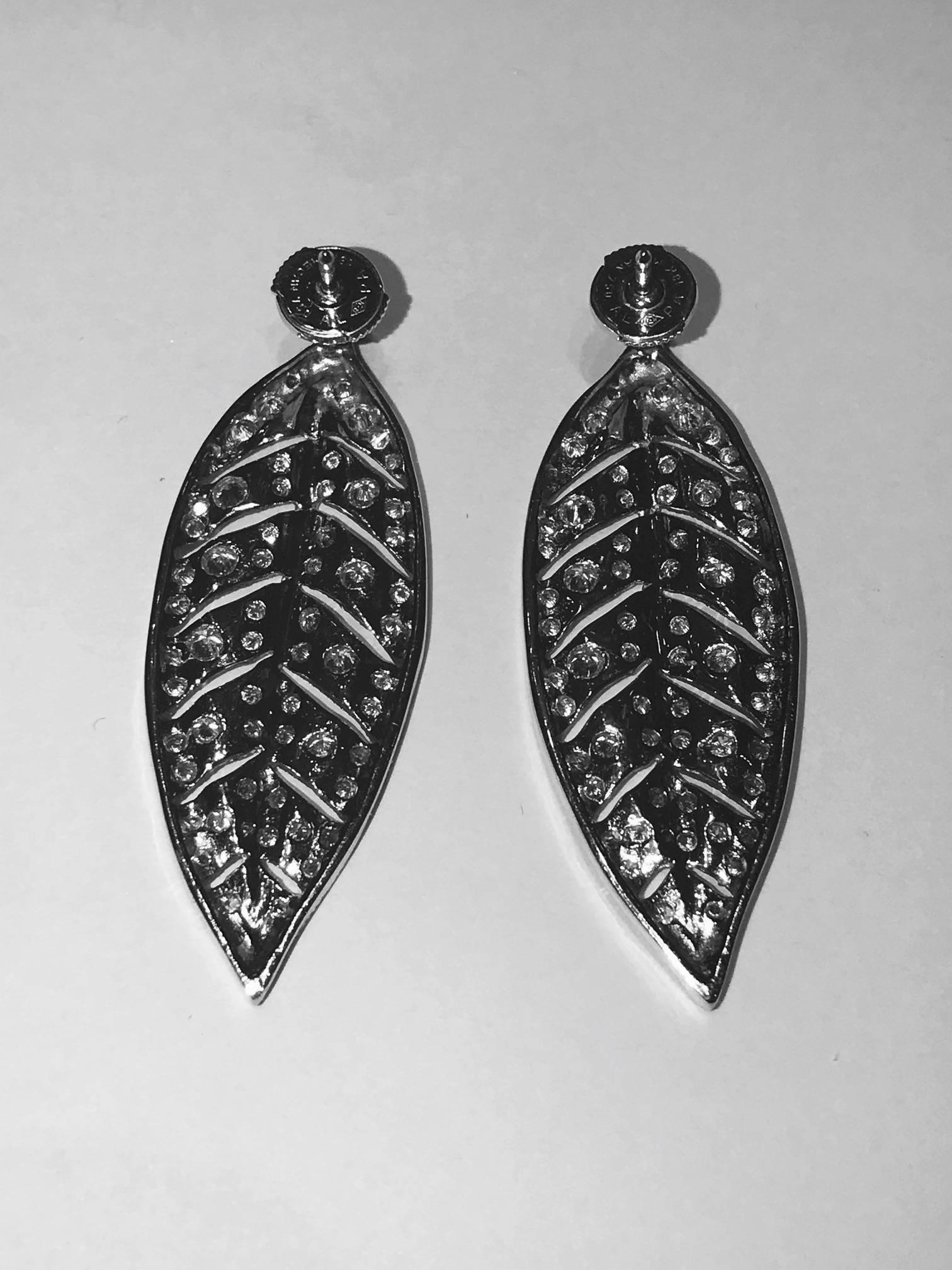 The Baccus Earrings are in 18 White Gold, set with 2,26 carats of brillant cut diamonds in a magnificent miligree setting.

As a familly tradition, Valerie Danenberg is a jewelry designer and a gemmologist inspired by the Art Deco period to create