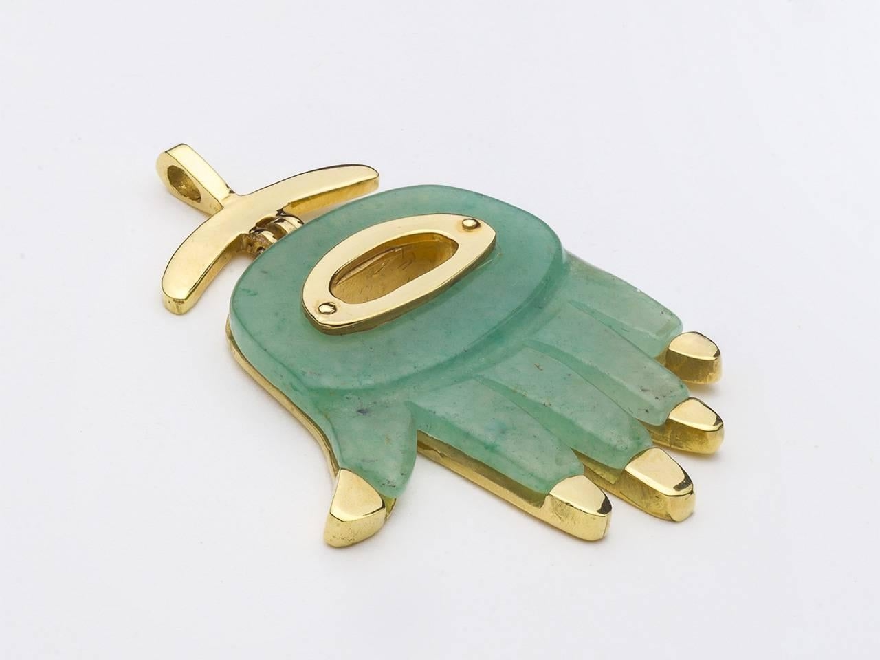 18kt. Gold und geschnitzte Jade Hamsa Anhänger. Signiert A. CIPULLO 18KT.
