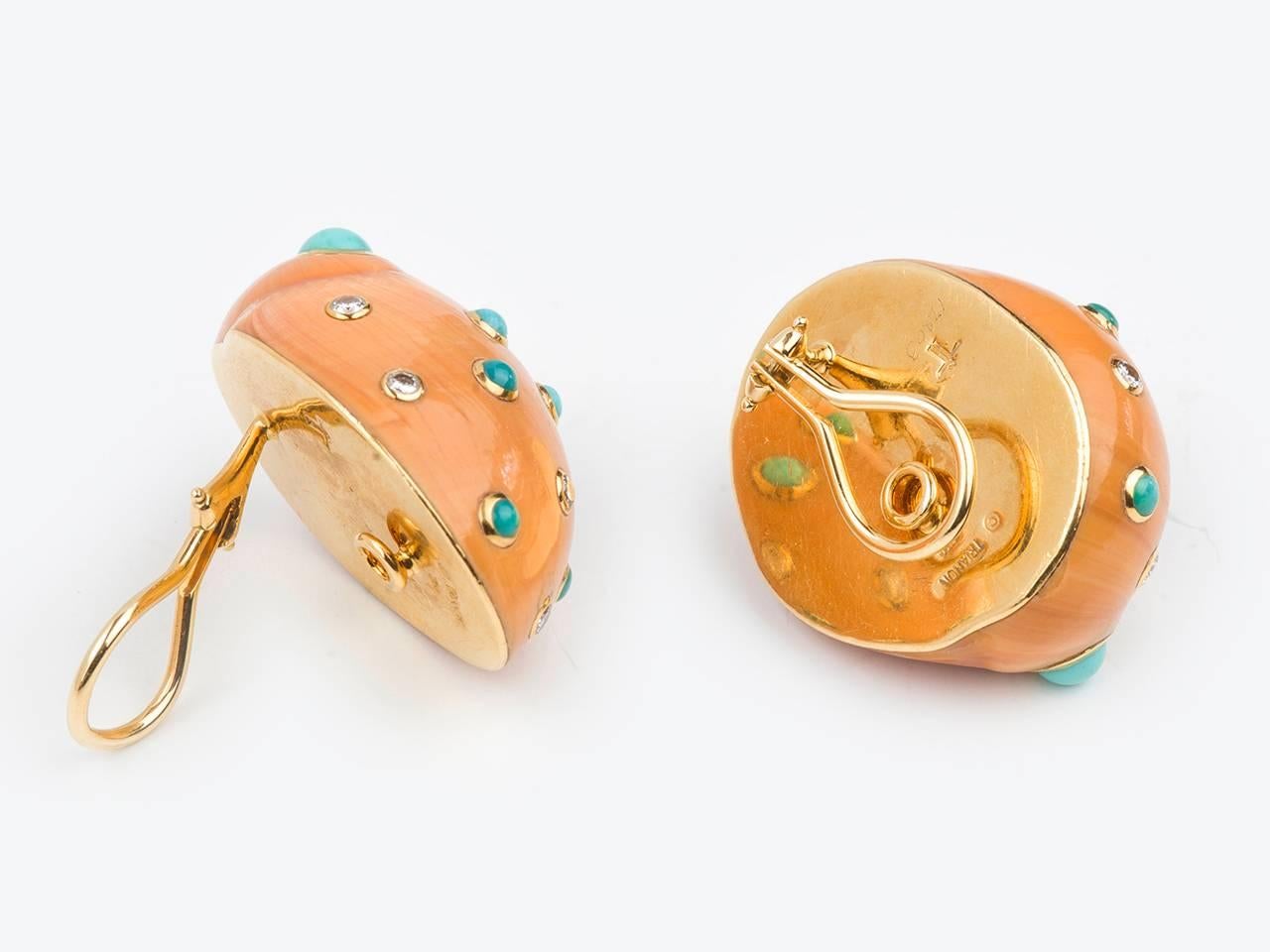 18k gold Shell Earclips, studded with diamonds and turquoise. Signed TRIANON 750.


