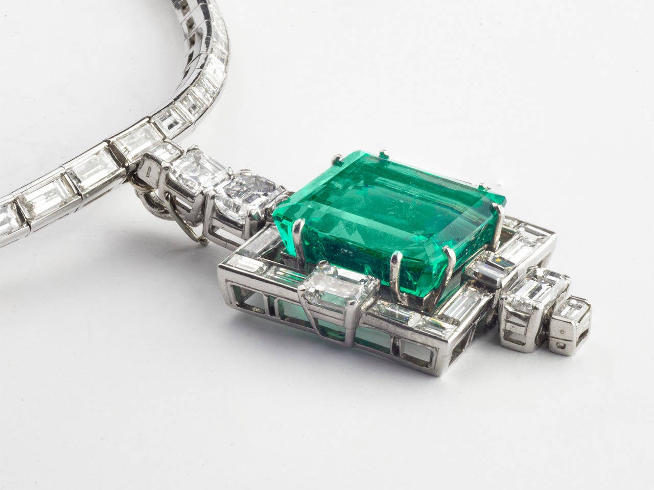 Art Deco Emerald Diamond Platinum Line Necklace In Good Condition In San Antonio, TX
