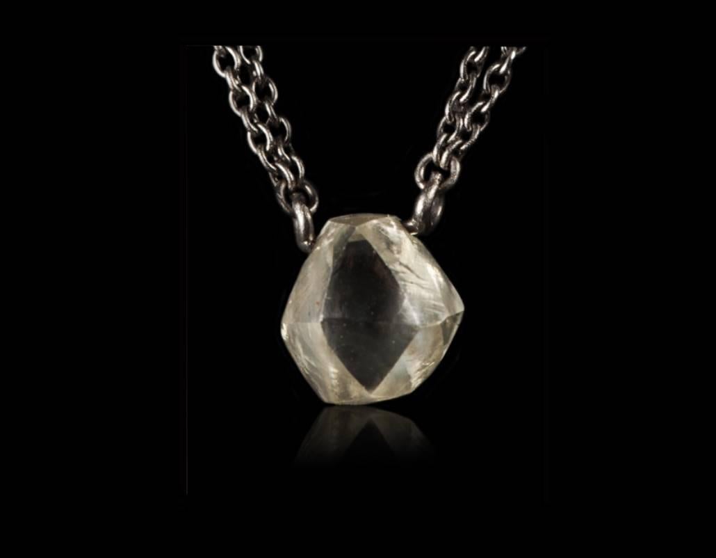 1.52 ct. Natural Rough diamond in 18K handcrafted black rhodium white gold necklace.

Every rough diamond from Roughdiamonds dk has been personally handpicked by Maya Bjørnsten. The diamonds we reject are sent back to be cut into regular diamonds.