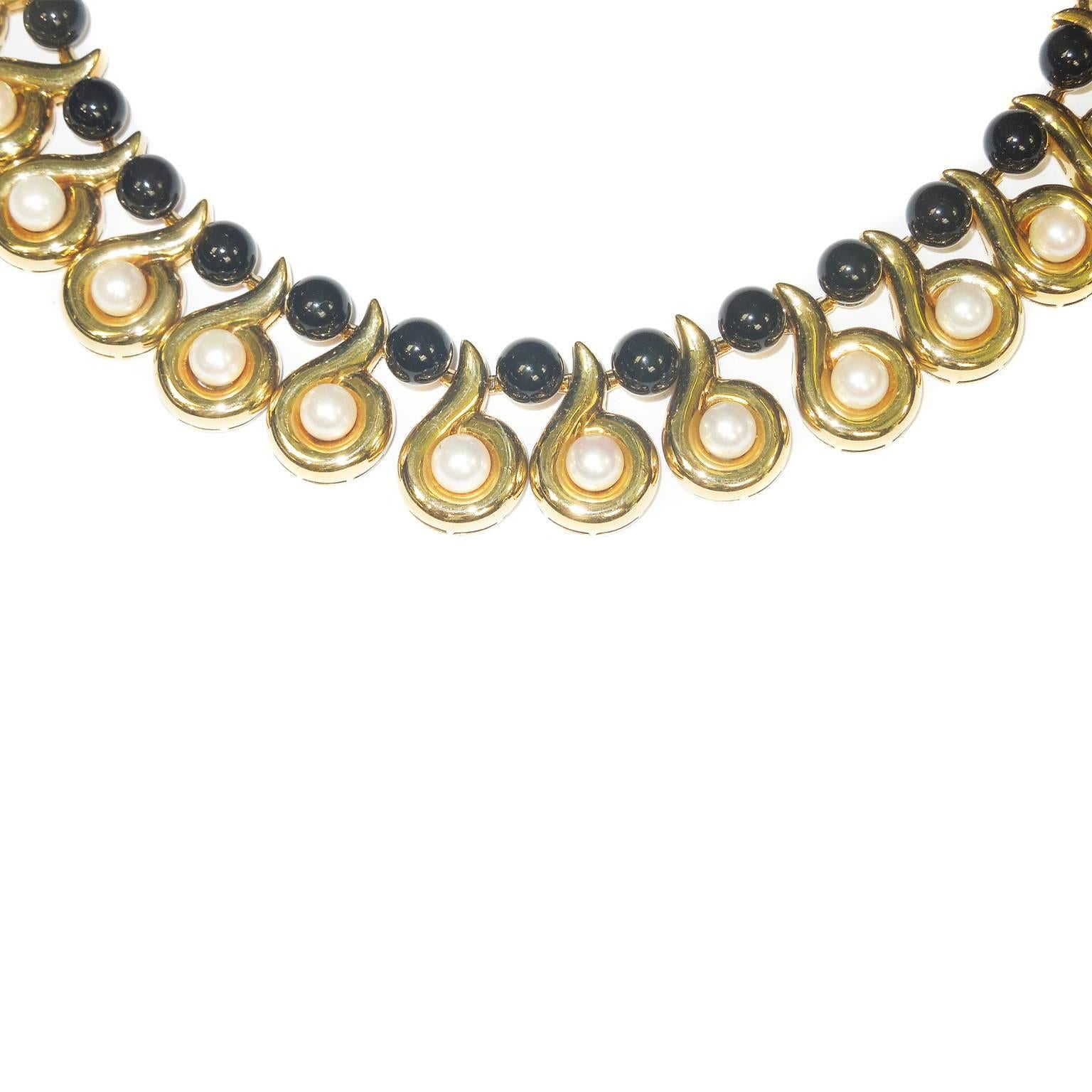 18K Gold Necklace with Cultured Pearls and Black Onyx

4mm Culture Pearls. 32 pearls total

5mm Black Onyx. 31 onyx total.

Necklace is 16 inches in length. 0.8 inch width

Screw in clasp used.

145 grams 18K Gold

ESTATE