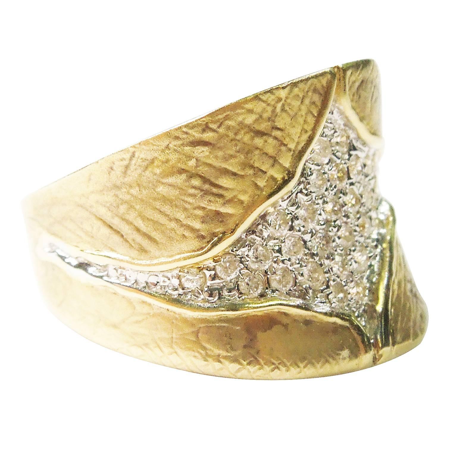 14K Yellow Gold Ring with Pave Set Diamond Center

0.60ct. apprx. Diamonds throughout face of ring

Face of ring is 0.5 inch wide

6.5 grams 14k gold

Currently size 6. Can be sized

Estate