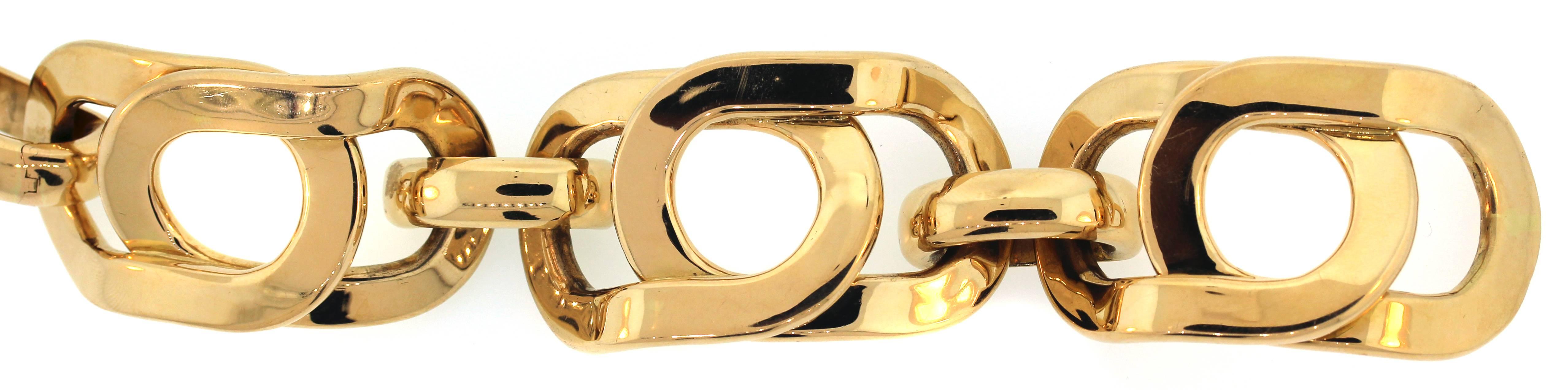 18K Yellow Gold Link Bracelet by Nicolas Cola

Three large links makeup bracelet with beautiful polish and shine

Bracelet is 7.5 inches in length and 1.35 inch width

Signed Nicolis Cola Italy