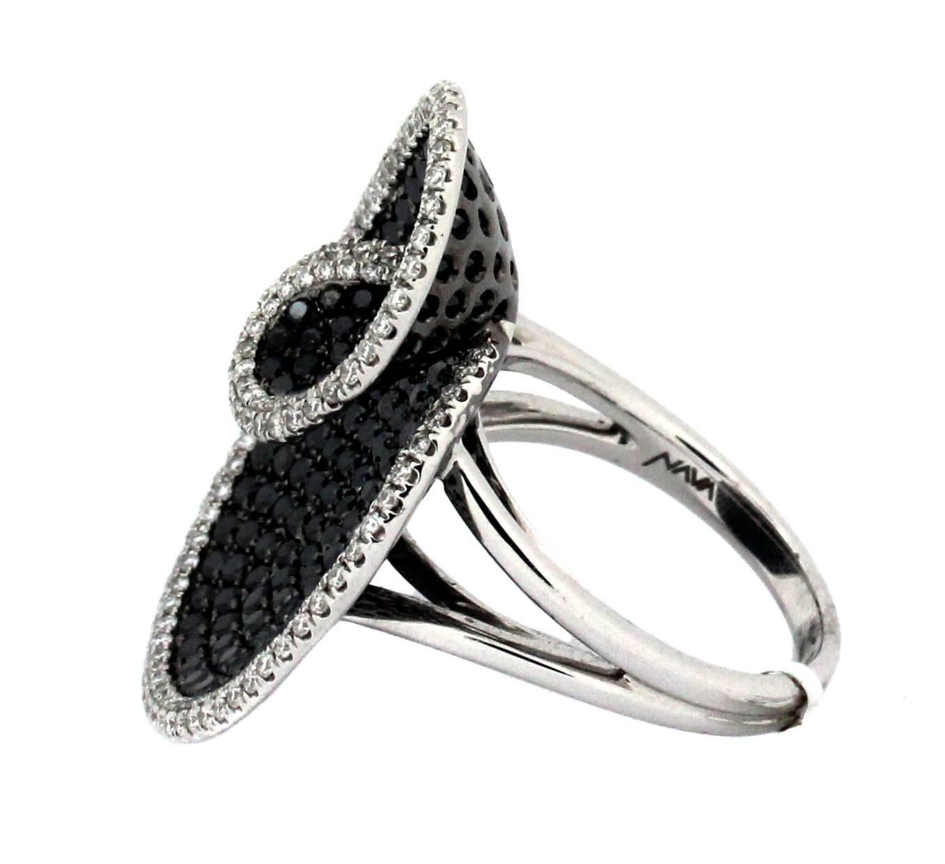 Round Cut Black and White Diamond Gold Ring