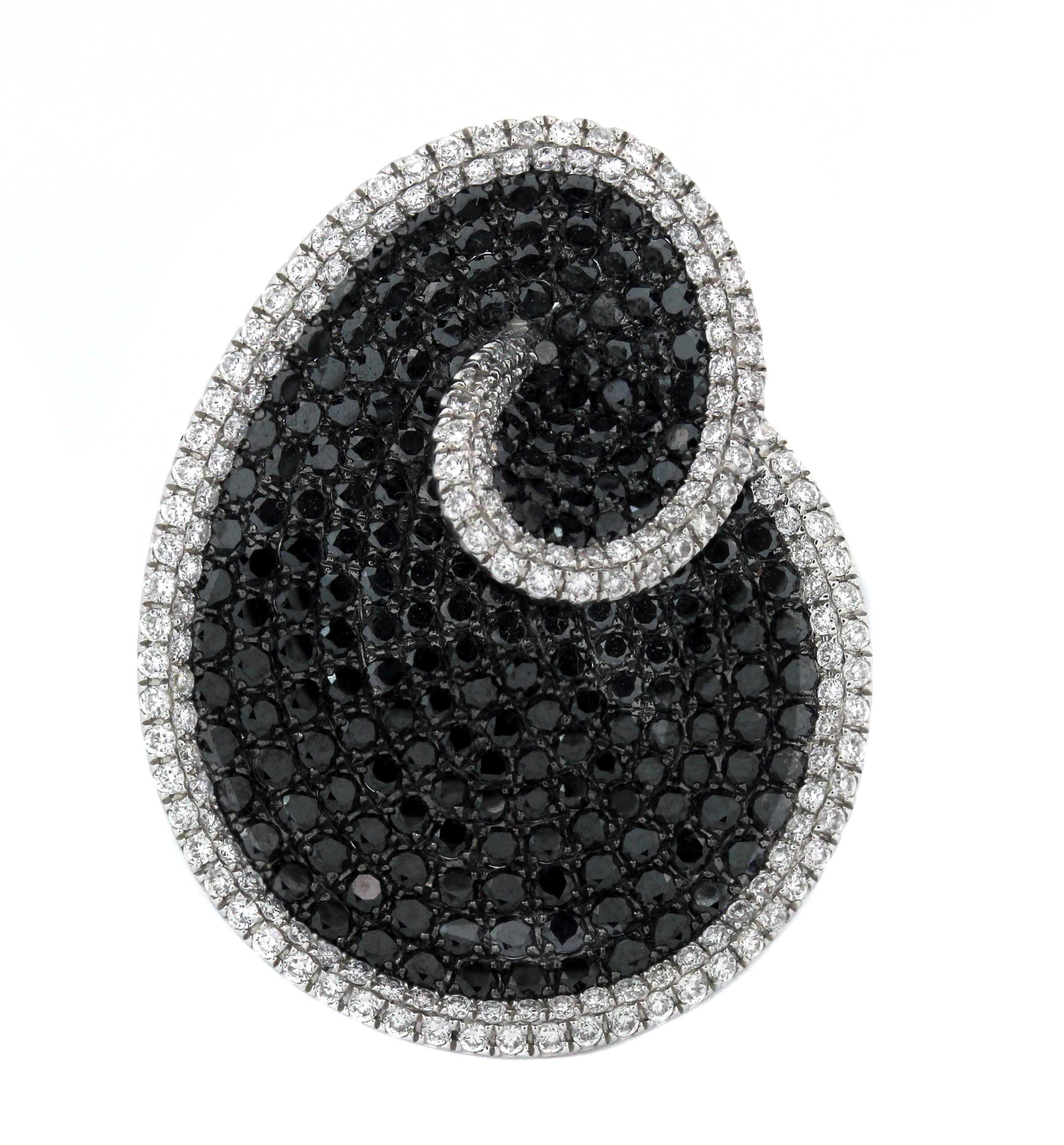 18K White Gold Ring with Black and White Diamonds

Black diamonds make up center of ring with white diamonds surrounding along with spiral design.

Apprx. 3.00ct. Black diamonds
Apprx. 1.30ct. White Diamonds

Face dimensions: 1.2 inch length x 0.9