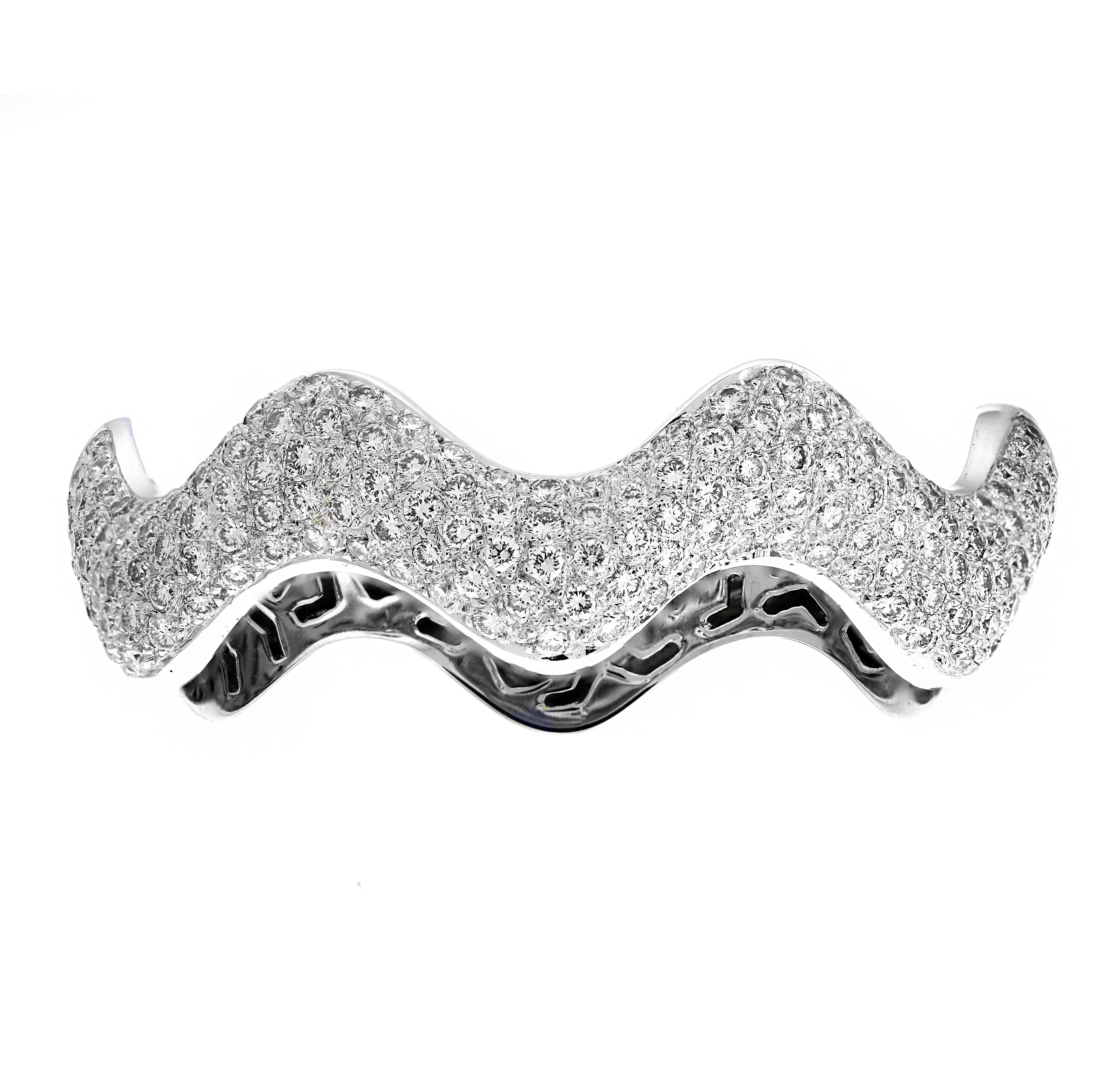 Soho 18 Karat White Gold Diamond and Enamel Bangle Bracelet For Sale at