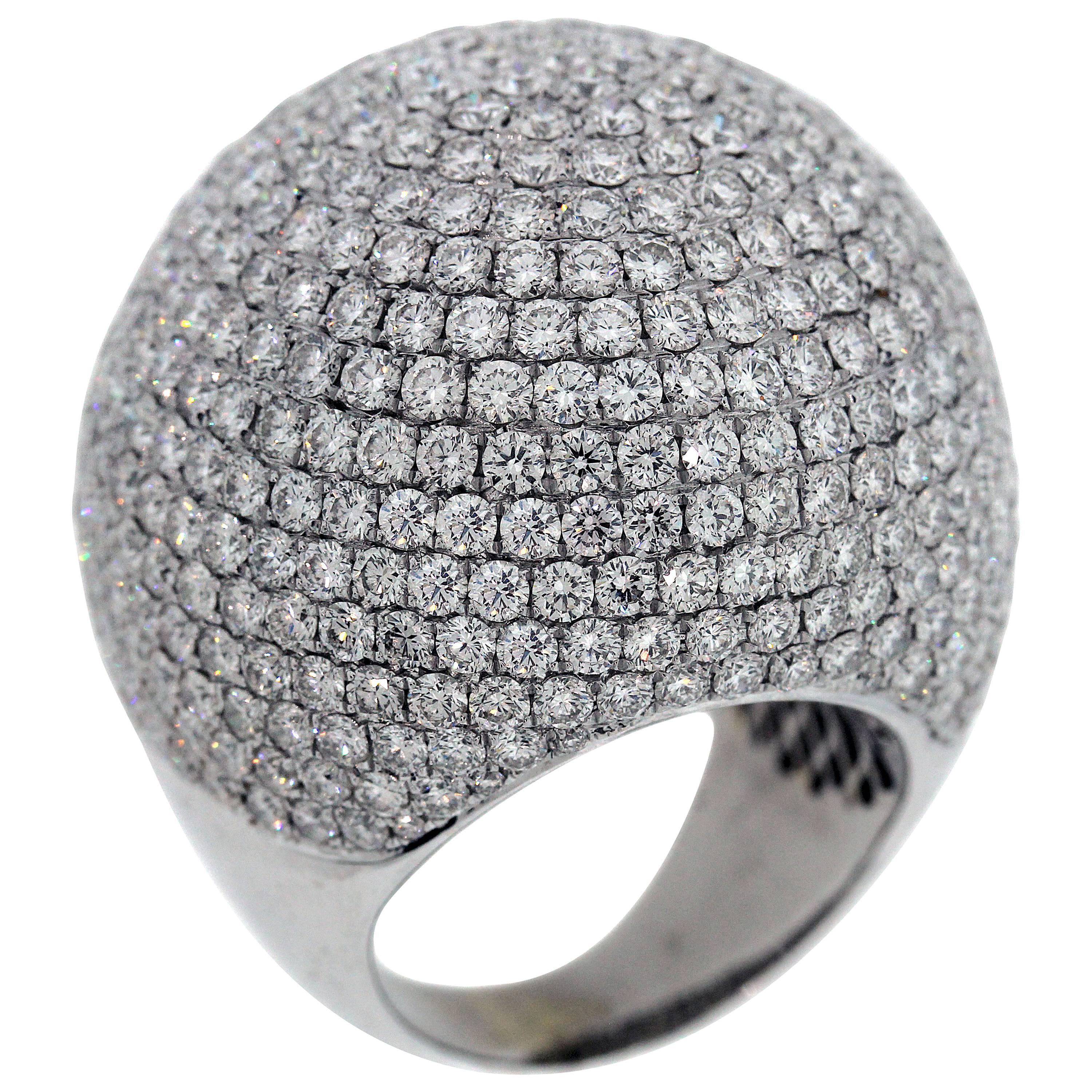 Bague à large dôme en or blanc 18K et diamants 17 carats