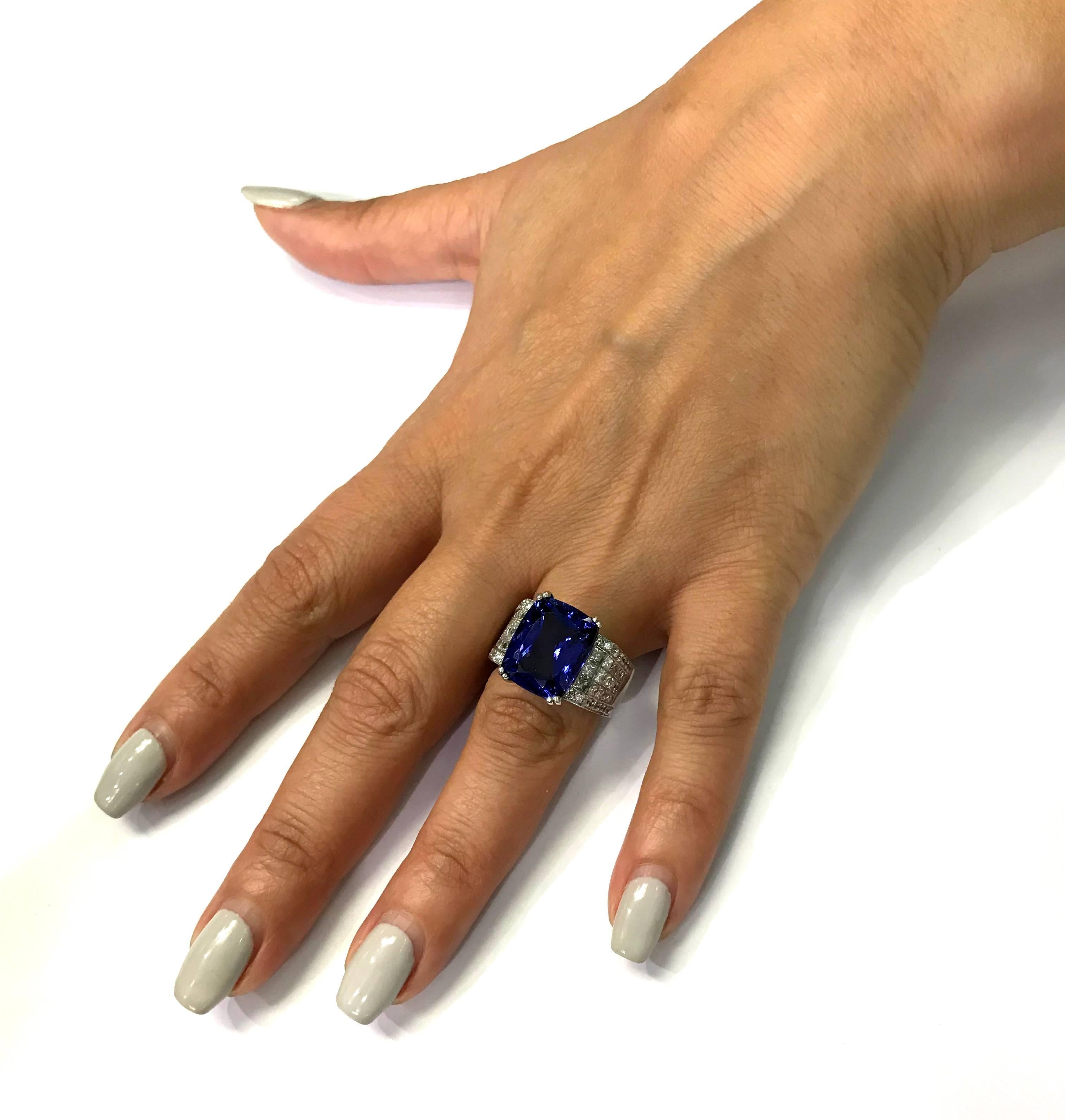 Tansanit-Ring mit Diamanten Platin im Zustand „Hervorragend“ in Boca Raton, FL