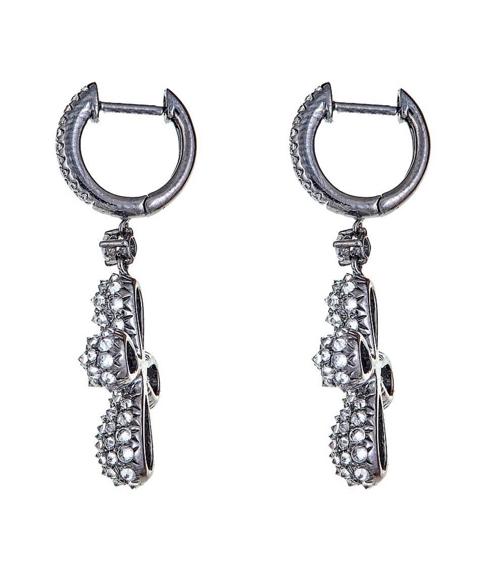 Rare 18K White Gold dipped in black rhodium brings dazzling contrast to 2.25 carats of round, white Diamonds. With tremendous style and flare, these drop earrings lend an edge to a classic floral design. 

Features: Post back with clip lock 
Total
