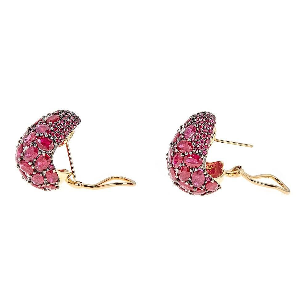 35.88 Carat Round and Oval Ruby and Diamond Yellow and Black Gold Earrings In Excellent Condition For Sale In New York, NY