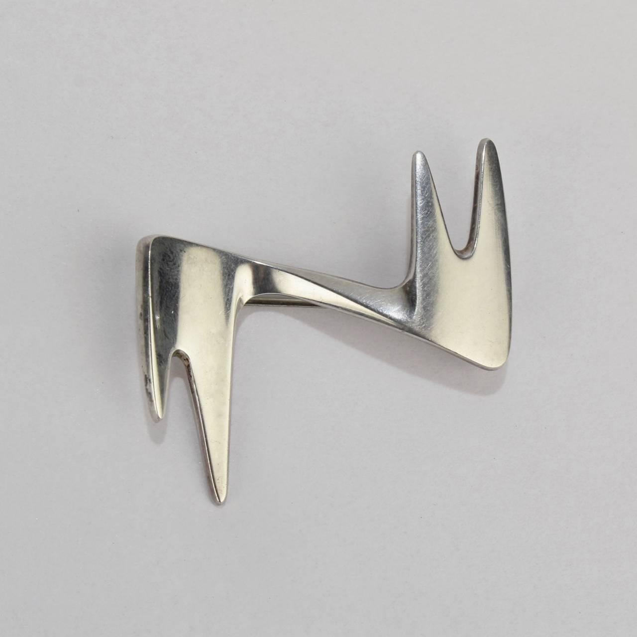 A fine Georg Jensen modernist sterling silver brooch.

Designed by Ibe Dahlqvist in the 1960s.

#361

Length: ca. 1 1/2 in.

Items purchased from David Sterner Antiques must delight you. Purchases may be returned for any reason for a period of 7
