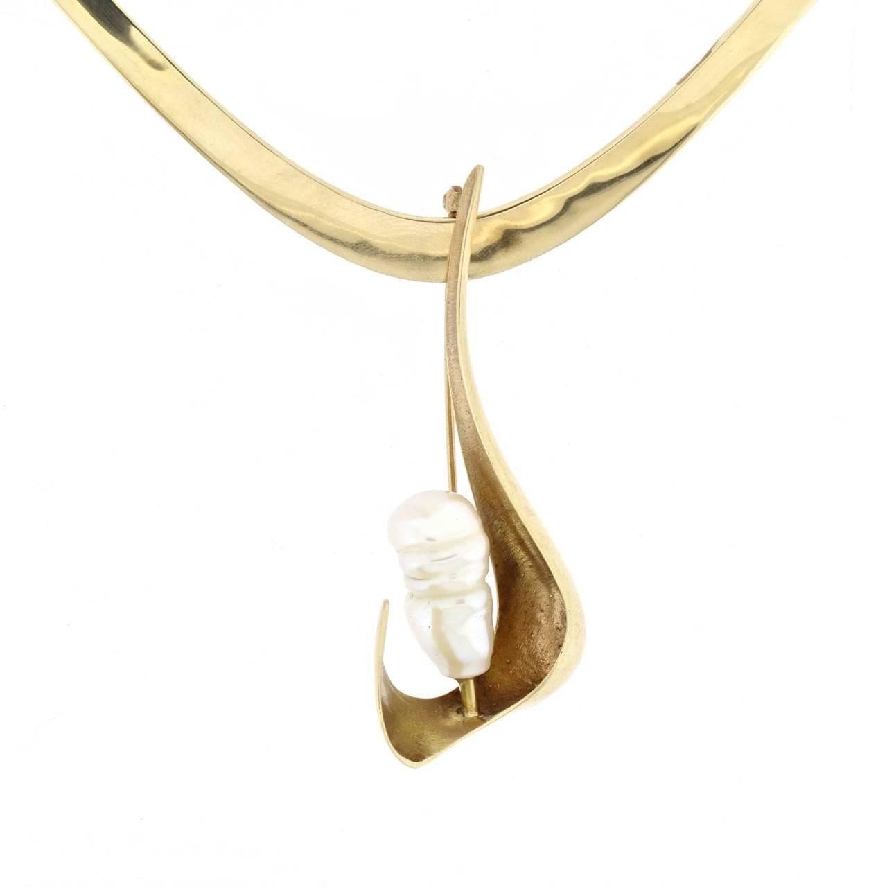 Moderniste Ronald H Pearson Collier pendentif moderniste parure en or forgé et perles baroques en vente