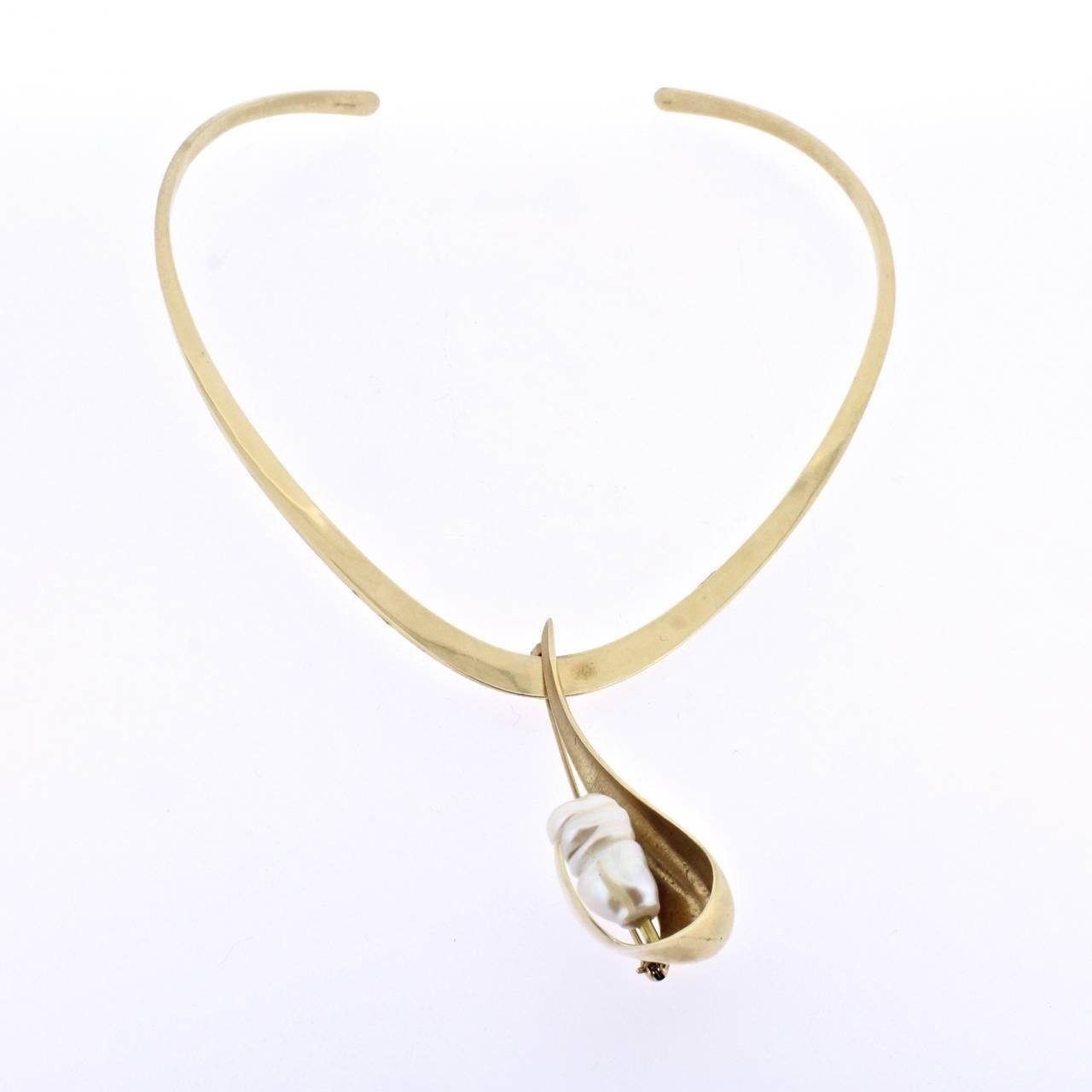 Taille ronde Ronald H Pearson Collier pendentif moderniste parure en or forgé et perles baroques en vente