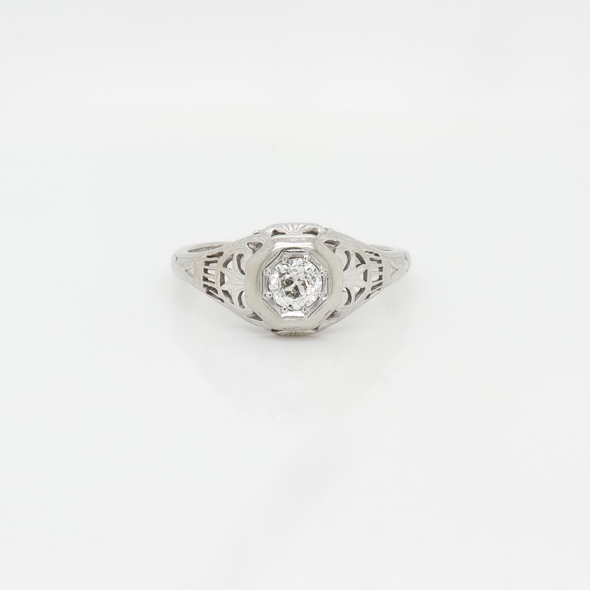 Bague de fiançailles Art Déco Traub Orange Blossom en or blanc et diamants, signée Bon état - En vente à Philadelphia, PA