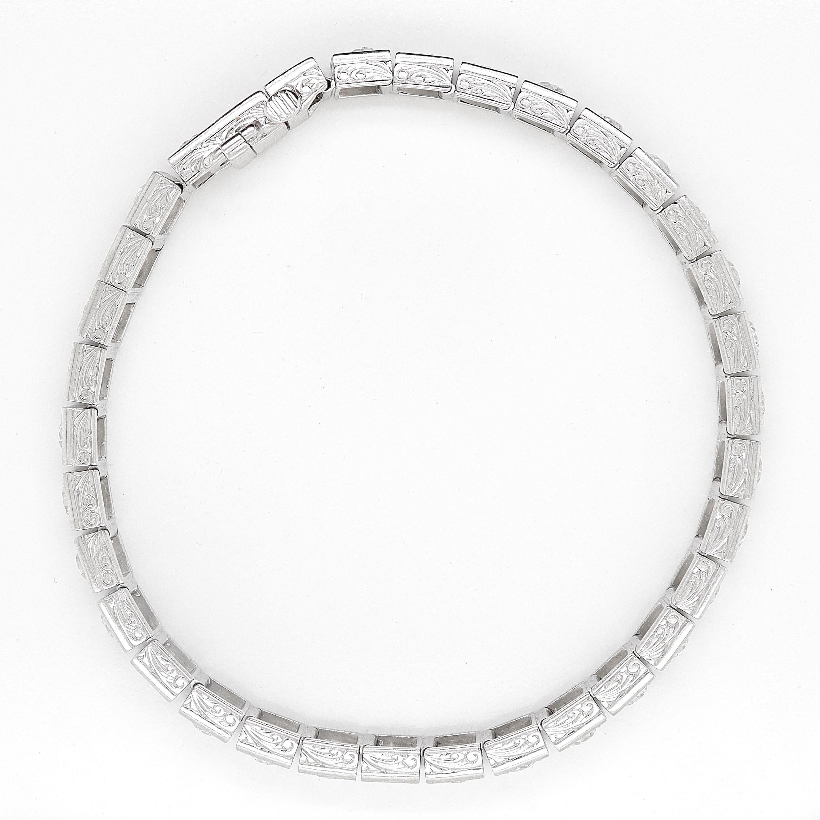 Antikes Art-déco-Tennisarmband aus Platin mit 10,65 Karat Diamanten  im Angebot 8