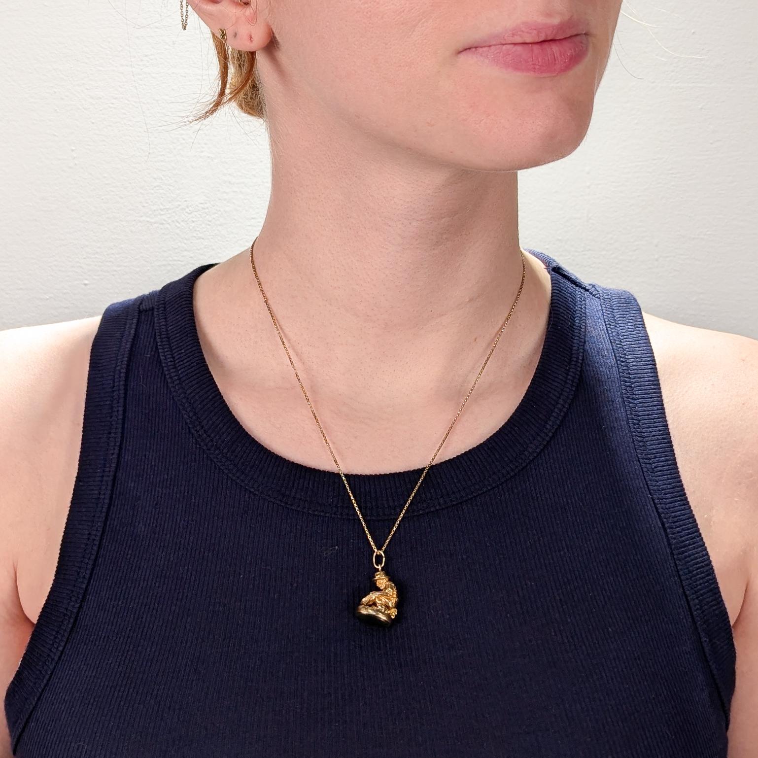 Un raffinato orologio da polso o ciondolo antico in oro e giada con sigillo.

In oro giallo 9 carati. 

Con un cabochon di giada incastonato alla base.

Il fob ha la forma di un cercatore d'oro che cerca pepite. 

Con una cauzione integrale e un