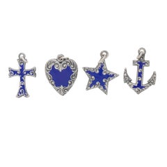 Set di 4 ciondoli / charms in argento e smalto blu di epoca edoardiana