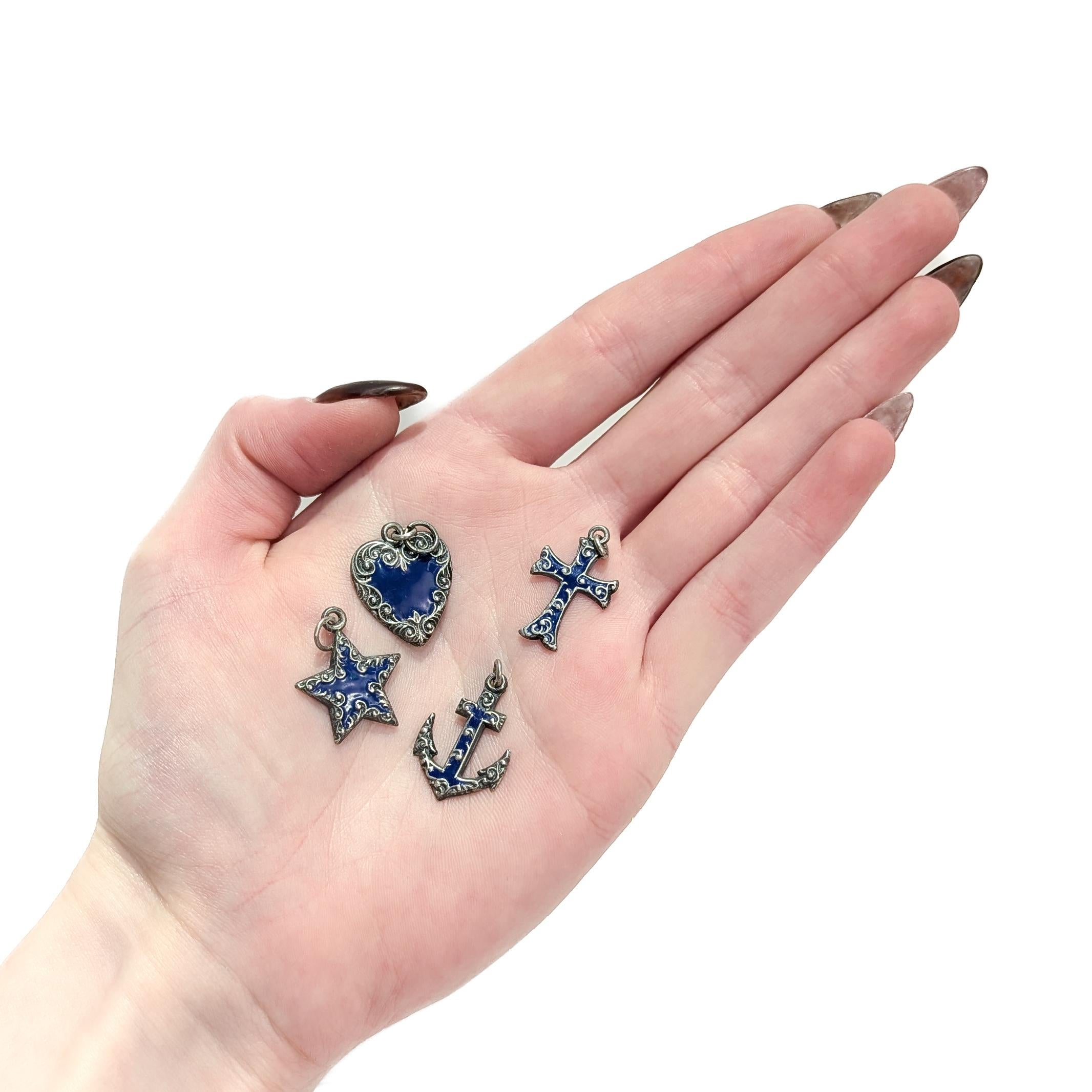Edoardiano Set di 4 ciondoli / charms in argento e smalto blu di epoca edoardiana in vendita