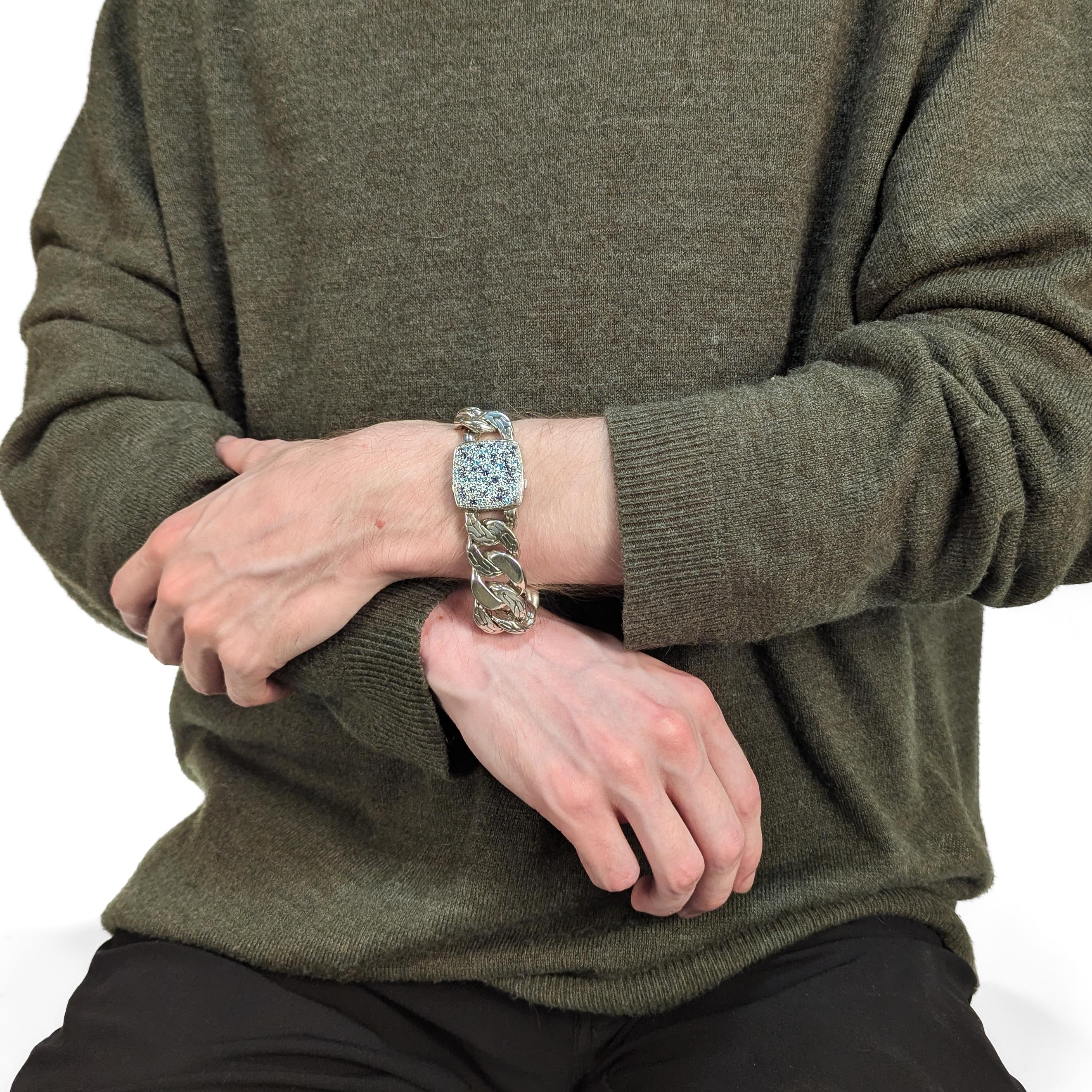 Un bracelet en argent signé et serti de pierres précieuses.

Par John Hardy.

En argent sterling.

Dans le modèle 