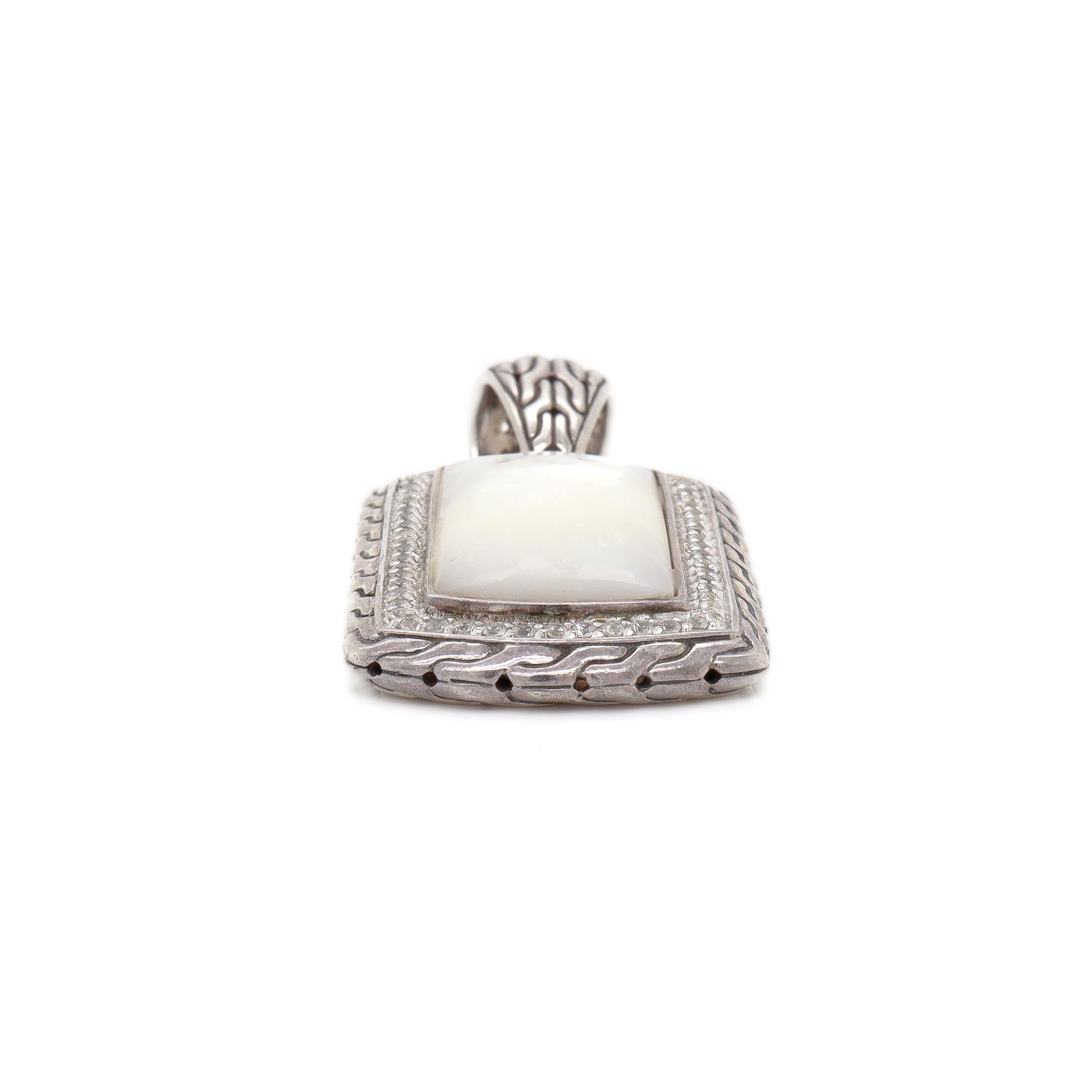 John Hardy Silver Ciondolo con medaglietta a forma di Naga in madreperla e zaffiro bianco in vendita 3