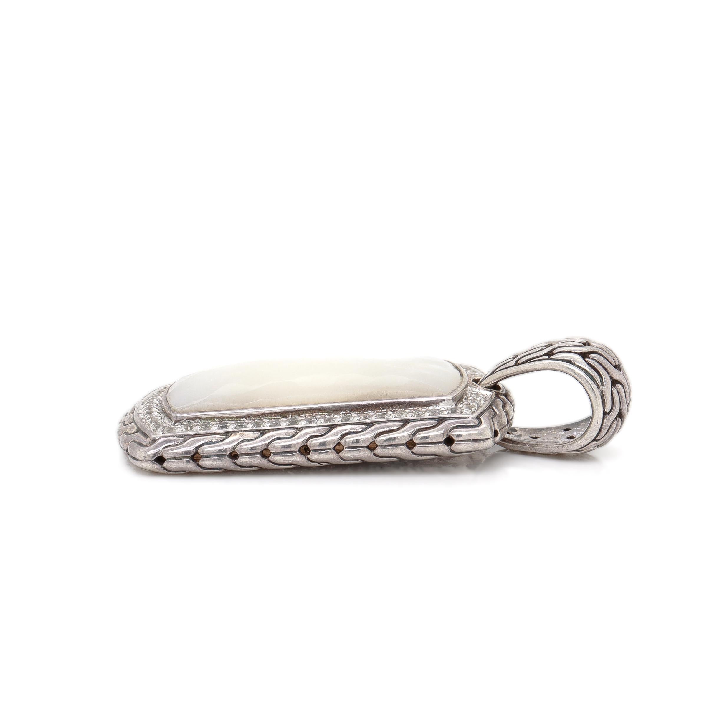 John Hardy Silver Ciondolo con medaglietta a forma di Naga in madreperla e zaffiro bianco in vendita 4