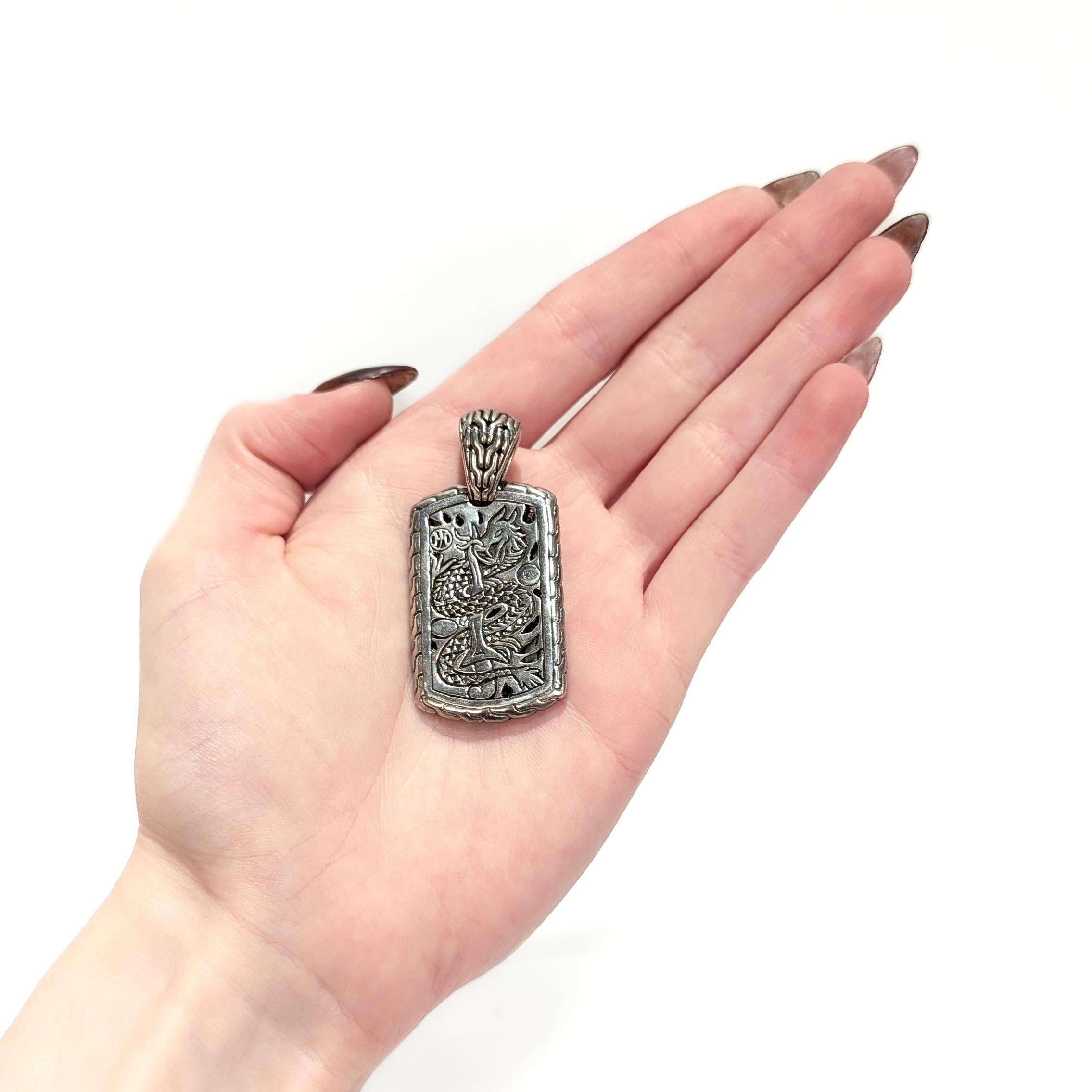 Cabochon John Hardy Silver Ciondolo con medaglietta a forma di Naga in madreperla e zaffiro bianco in vendita
