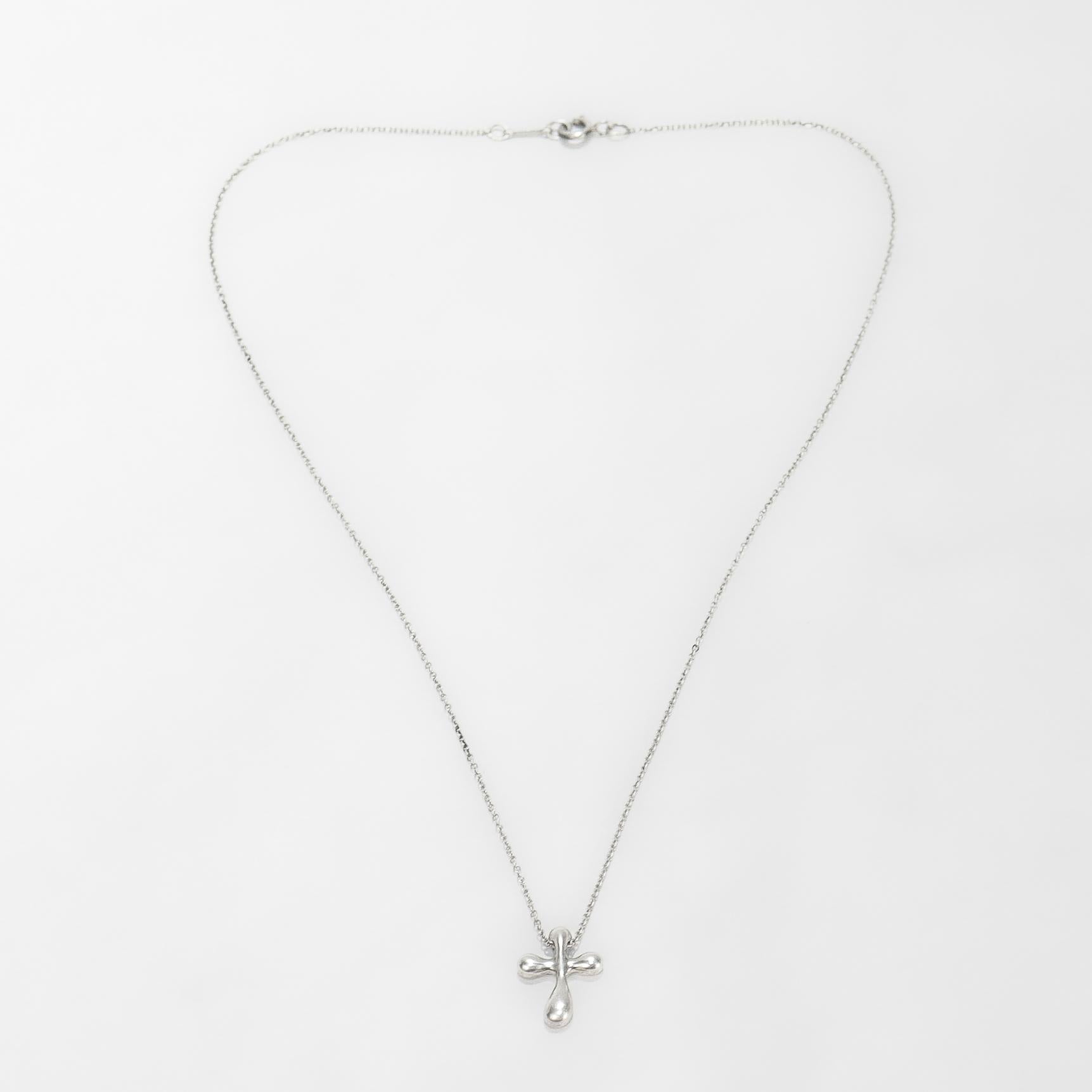 Tiffany & Co. Collana con ciondolo e croce di Elsa Peretti in argento sterling in vendita 4