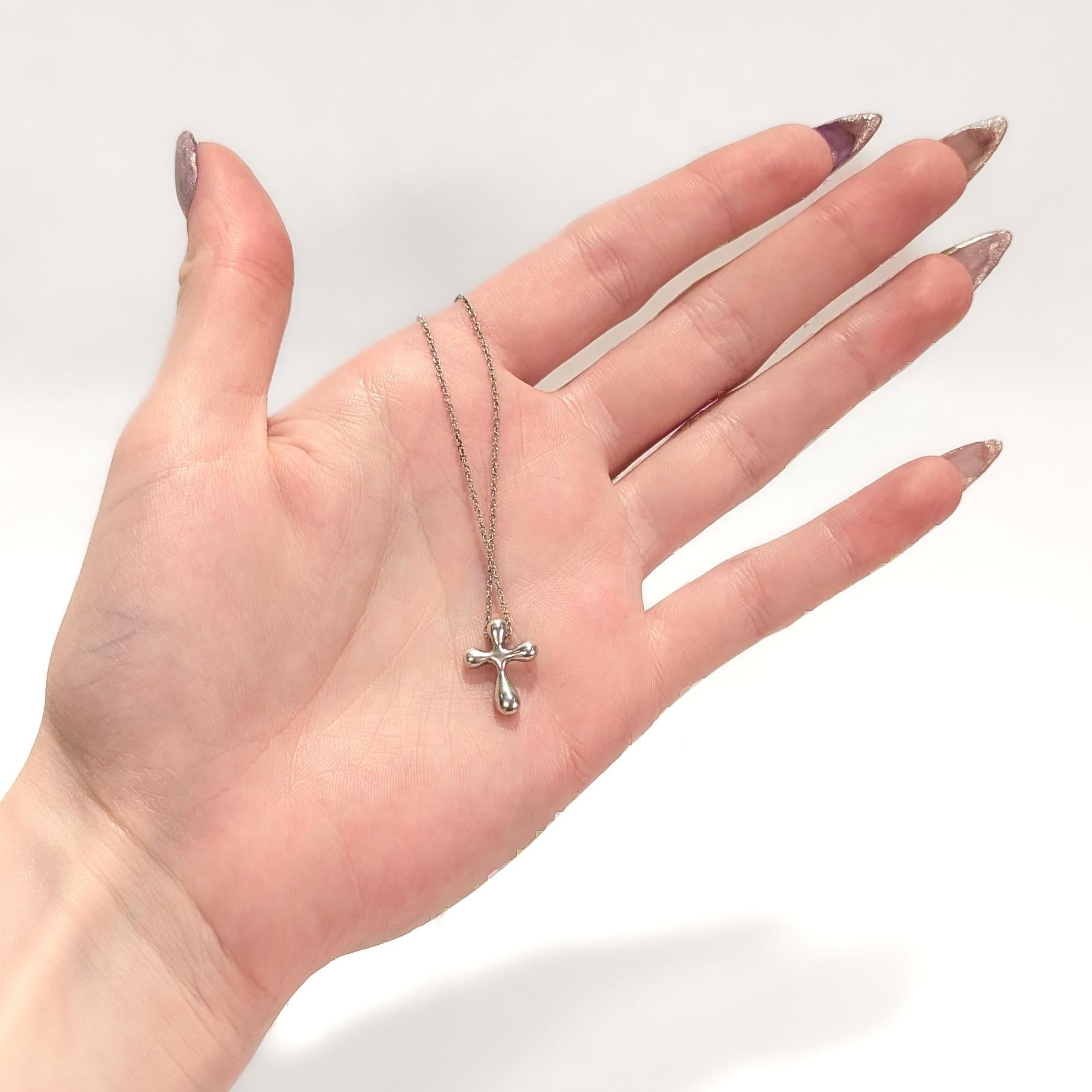 Moderno Tiffany & Co. Collana con ciondolo e croce di Elsa Peretti in argento sterling in vendita