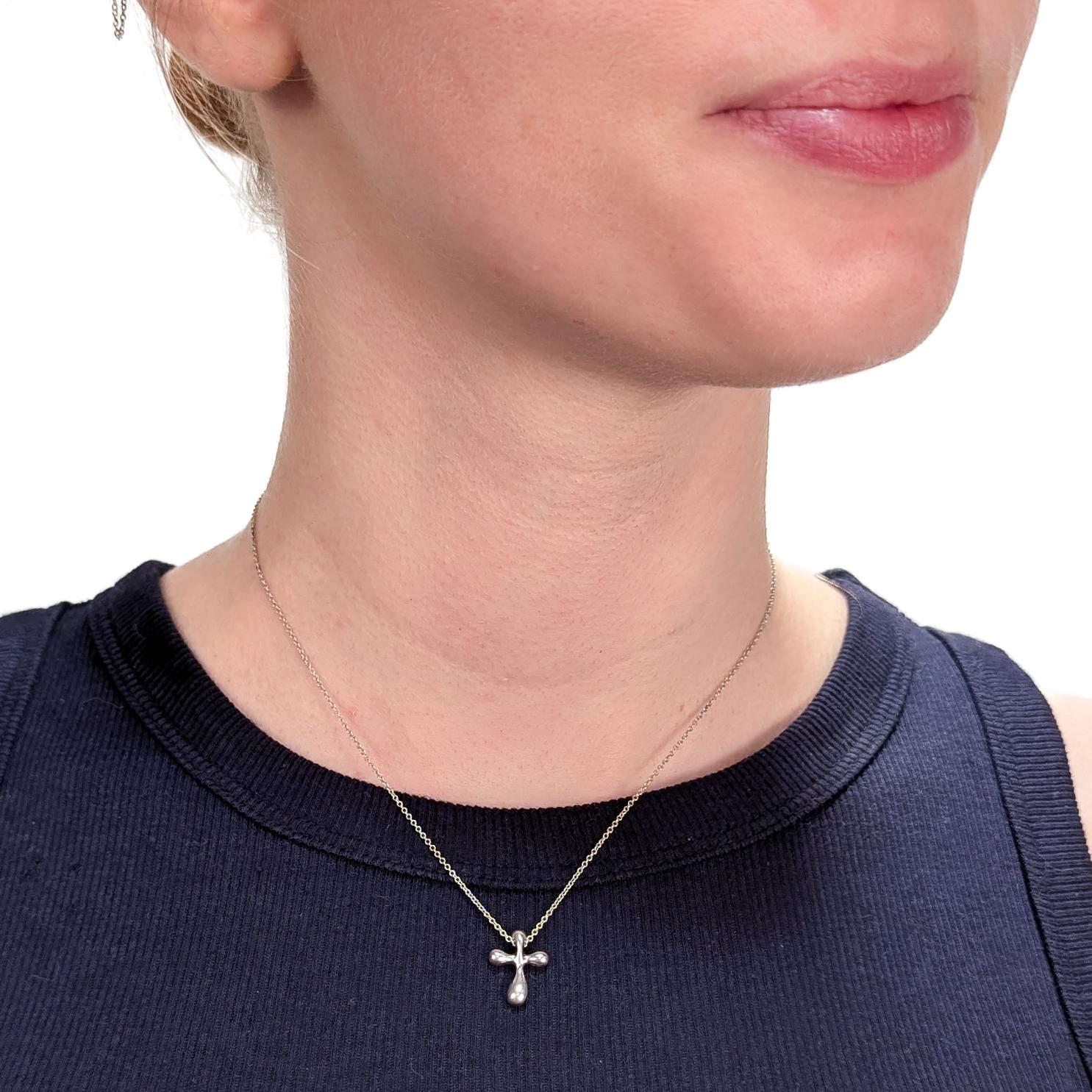 Un raffinato ciondolo a forma di croce in argento firmato. 

Disegnato da Elsa Peretti per Tiffany & Co.

In argento sterling.

Marcato con una targhetta sulla catena.

Un design Tiffany semplicemente meraviglioso!

Data: 
20° secolo

Condizioni