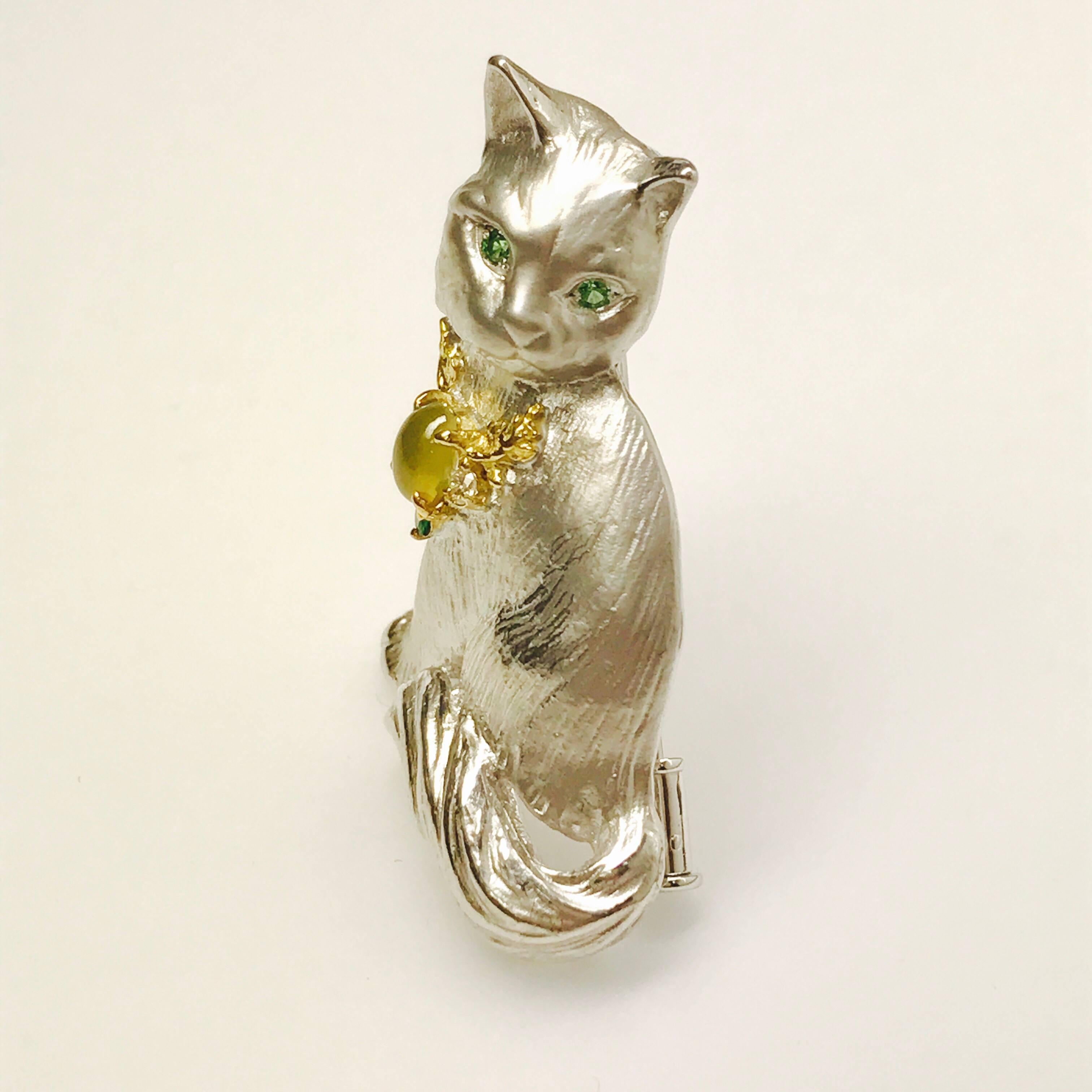 Women's Matsuzaki Cabochon Chrysoberyl Cat’s Eye Green Garnet Diamond Cat Gold Brooch For Sale