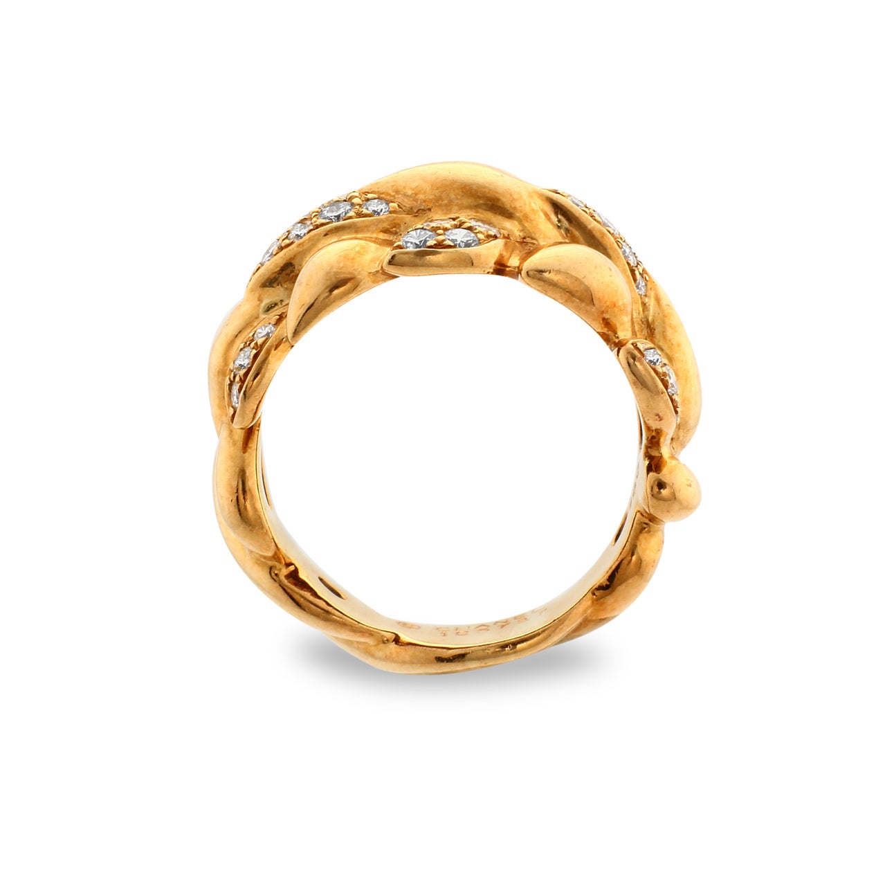 Accessorize any ensemble with a stunning ring from Chanel. This 18k yellow gold and diamond ring features a wheat design and chain link details. It offers an attention-getting addition to your evening style. The matching necklace is also sold in our