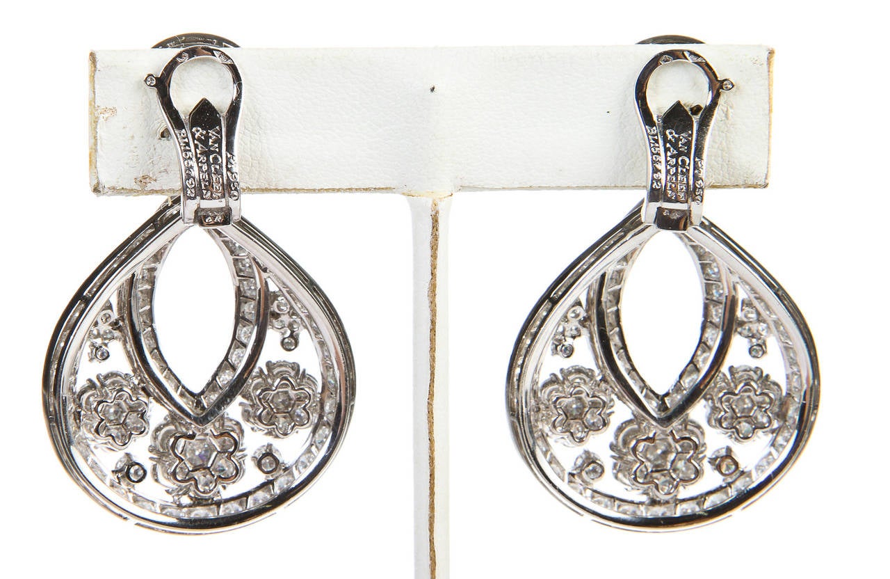 Van Cleef & Arpels Diamond Platinum Large Snowflake Earrings For Sale 1